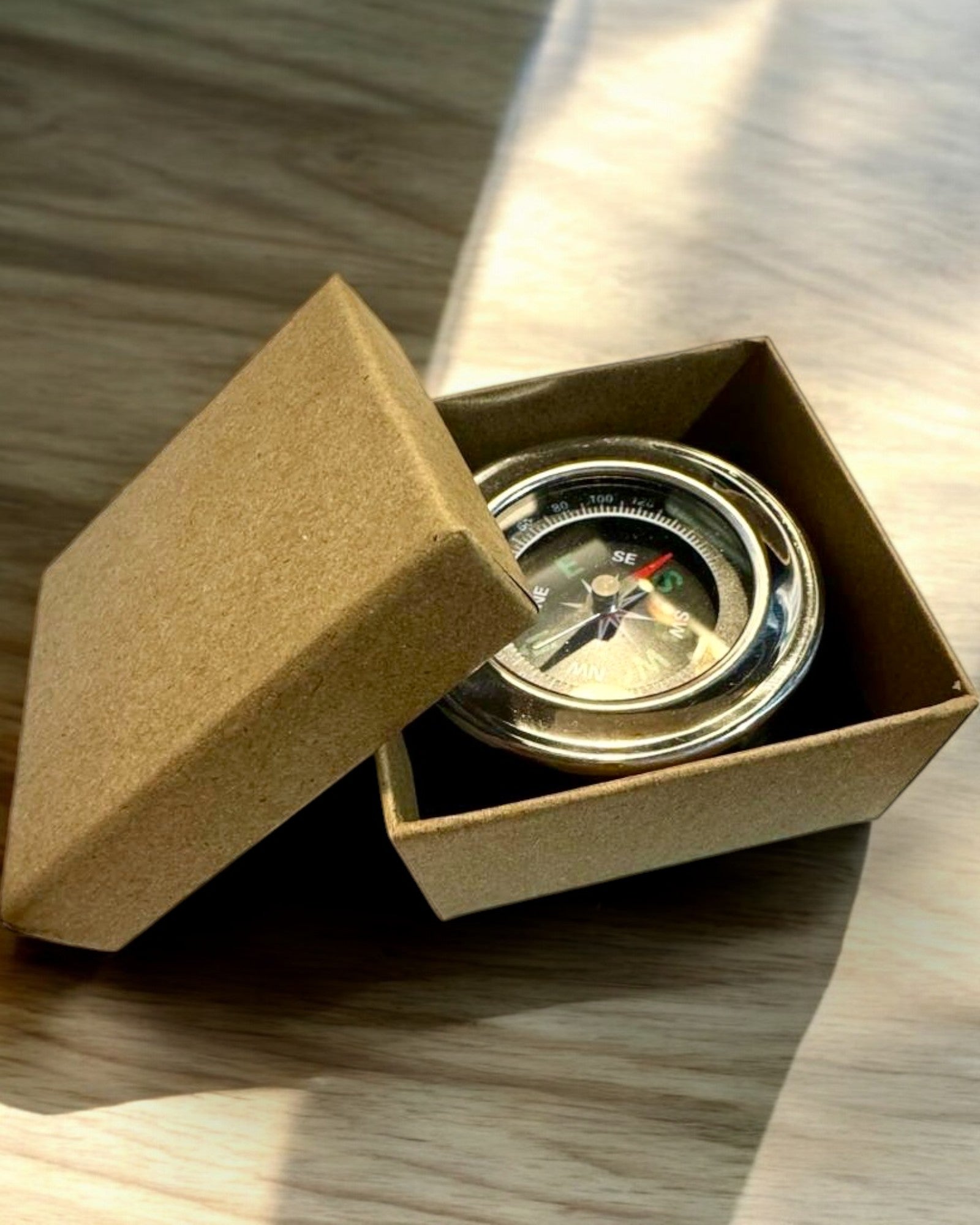 Rozsdamentes Acél Kemping Iránytű – Vízálló és Személyre szabott