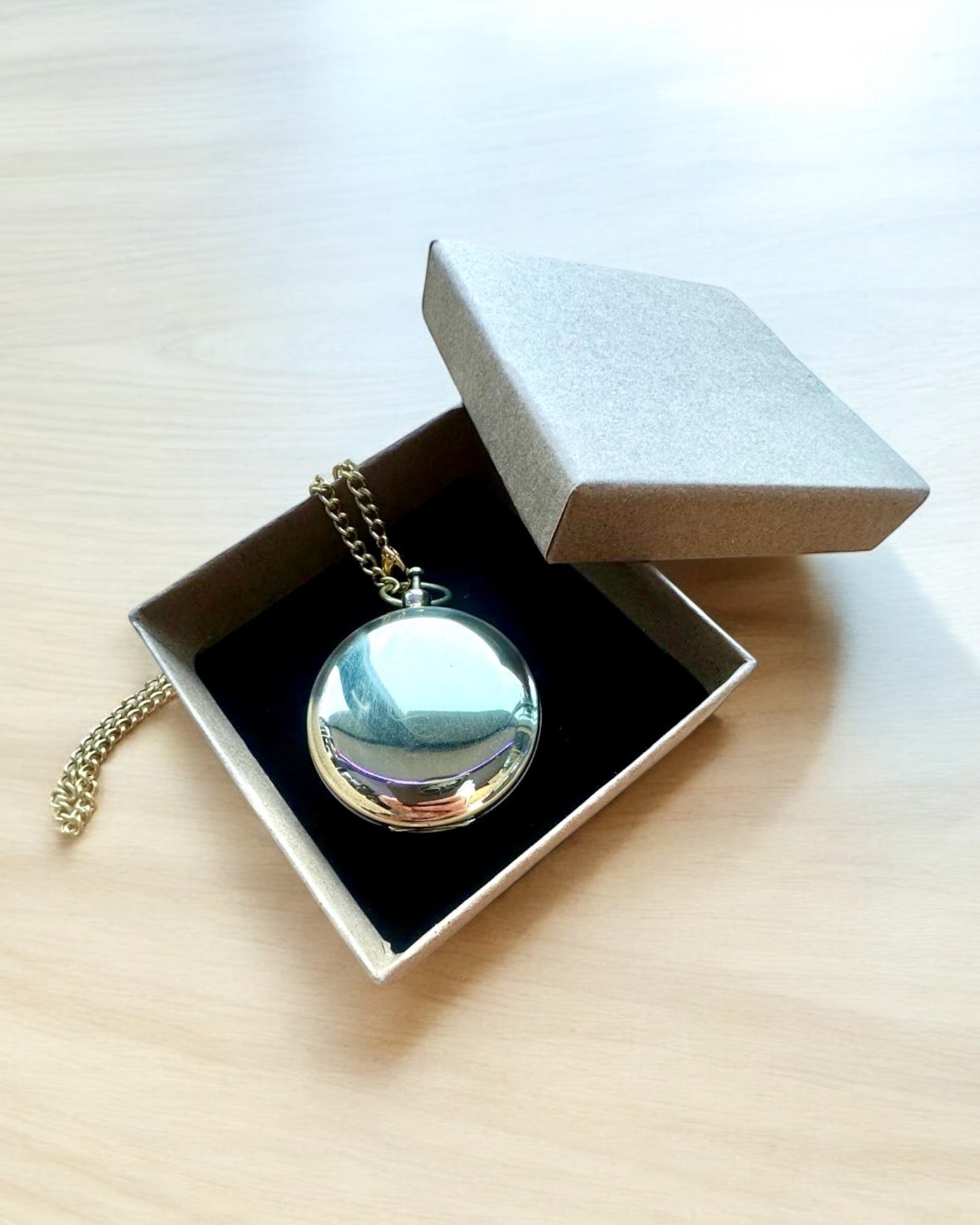 Złotego koloru Kompas Przygoda – Elegancki Nawigator Odkryć