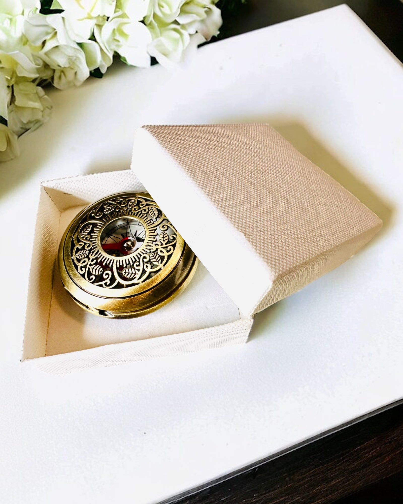 Vintage stílusú navigációs iránytű áttört mintával – barna-arany színben