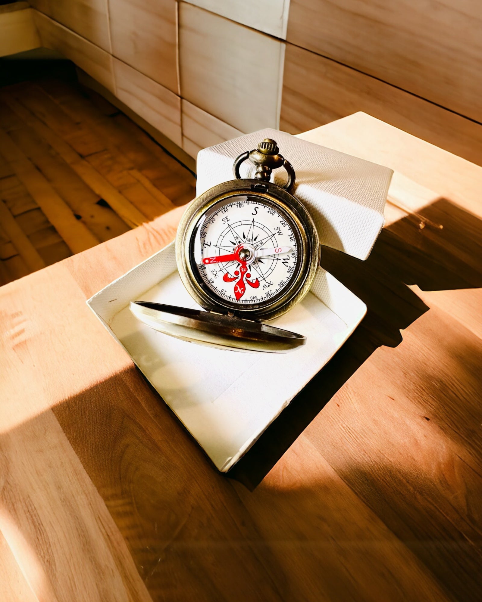 Vintage stílusú navigációs iránytű áttört mintával – barna-arany színben