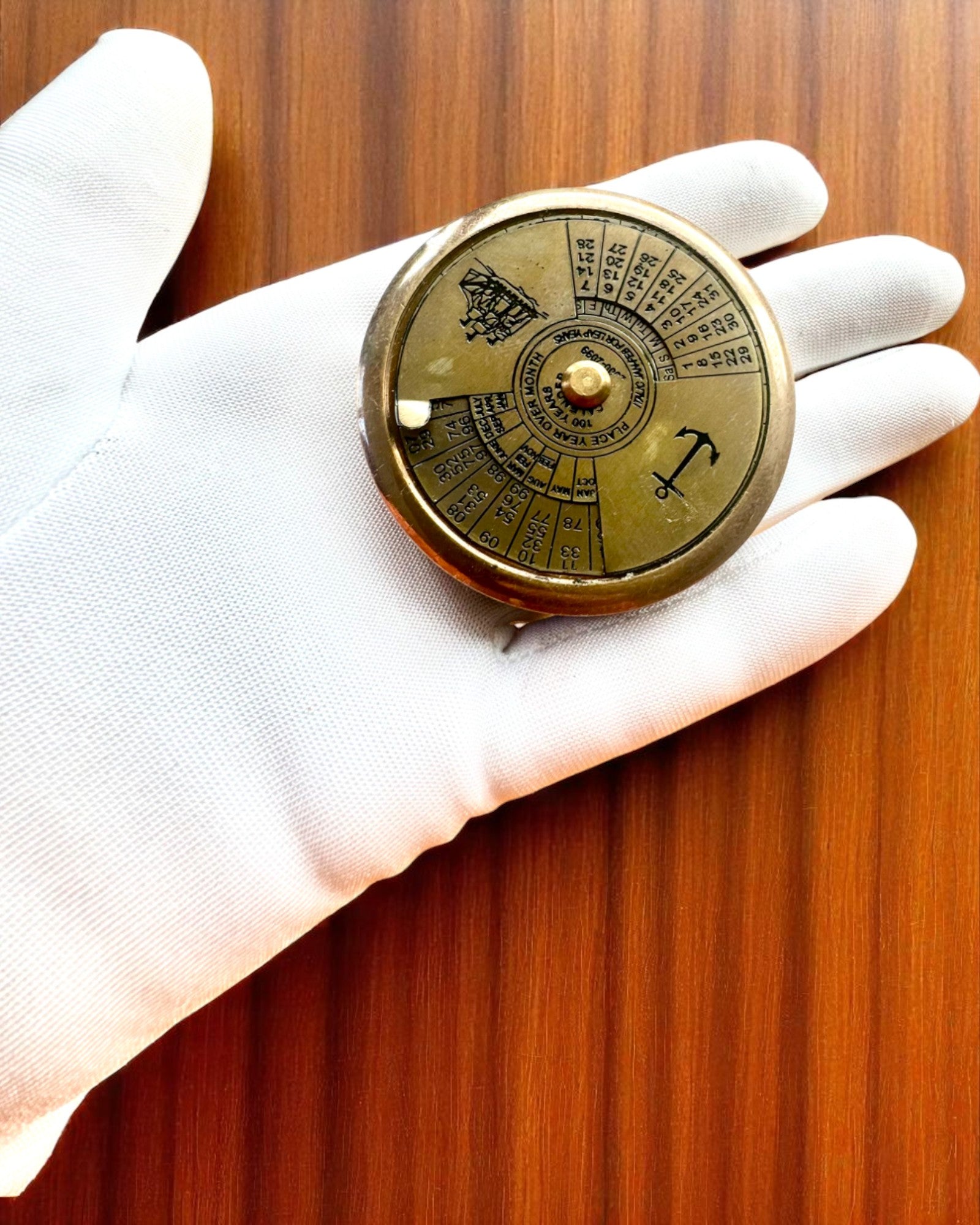 Mini Kapitányi Naptár „Navigator” – rézből készült dekoráció a hajózás szellemében, gravírozási lehetőséggel ajándéknak, 5 cm átmérőjű