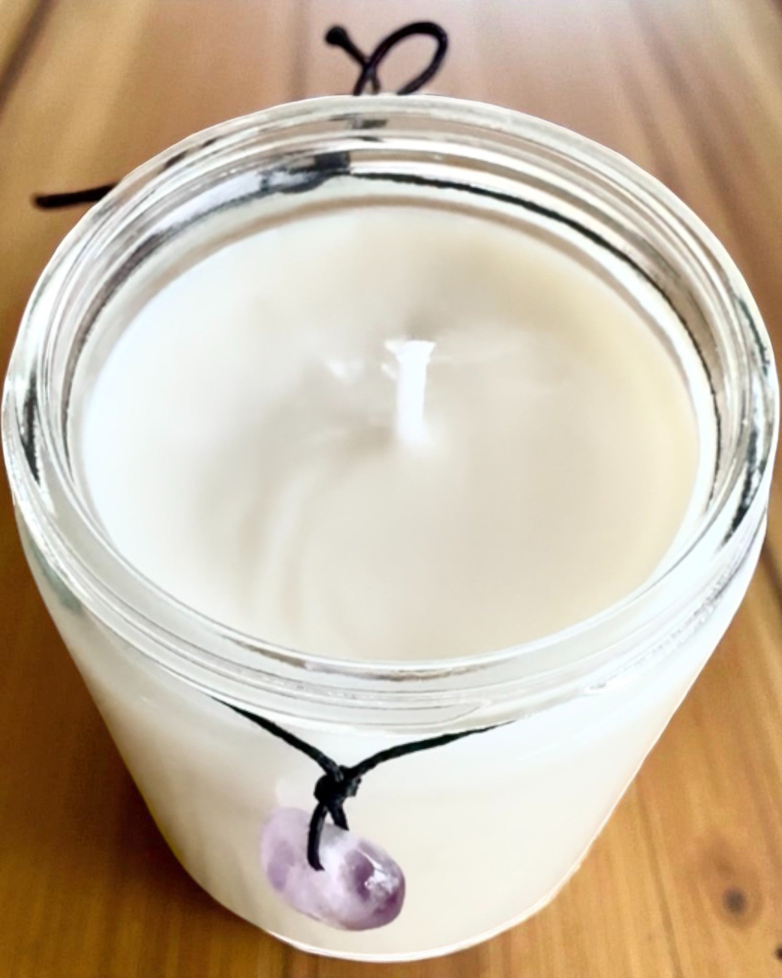 Intenciós szójagyertya ametiszttel – nyugalom, harmónia és tisztulás, 250 ml, személyre szabható ajándéknak