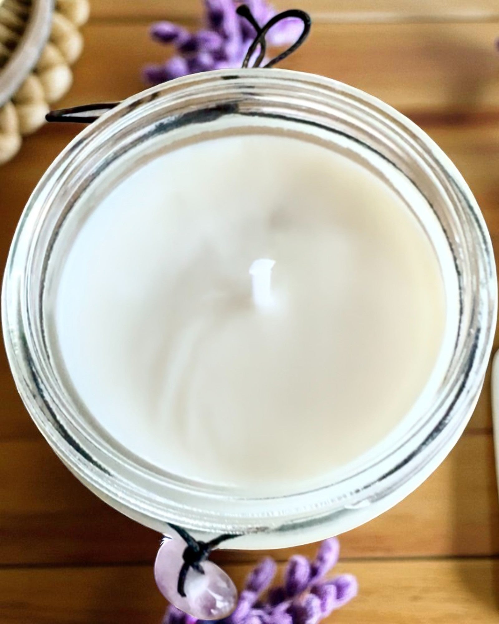 Intenciós szójagyertya ametiszttel – nyugalom, harmónia és tisztulás, 250 ml, személyre szabható ajándéknak