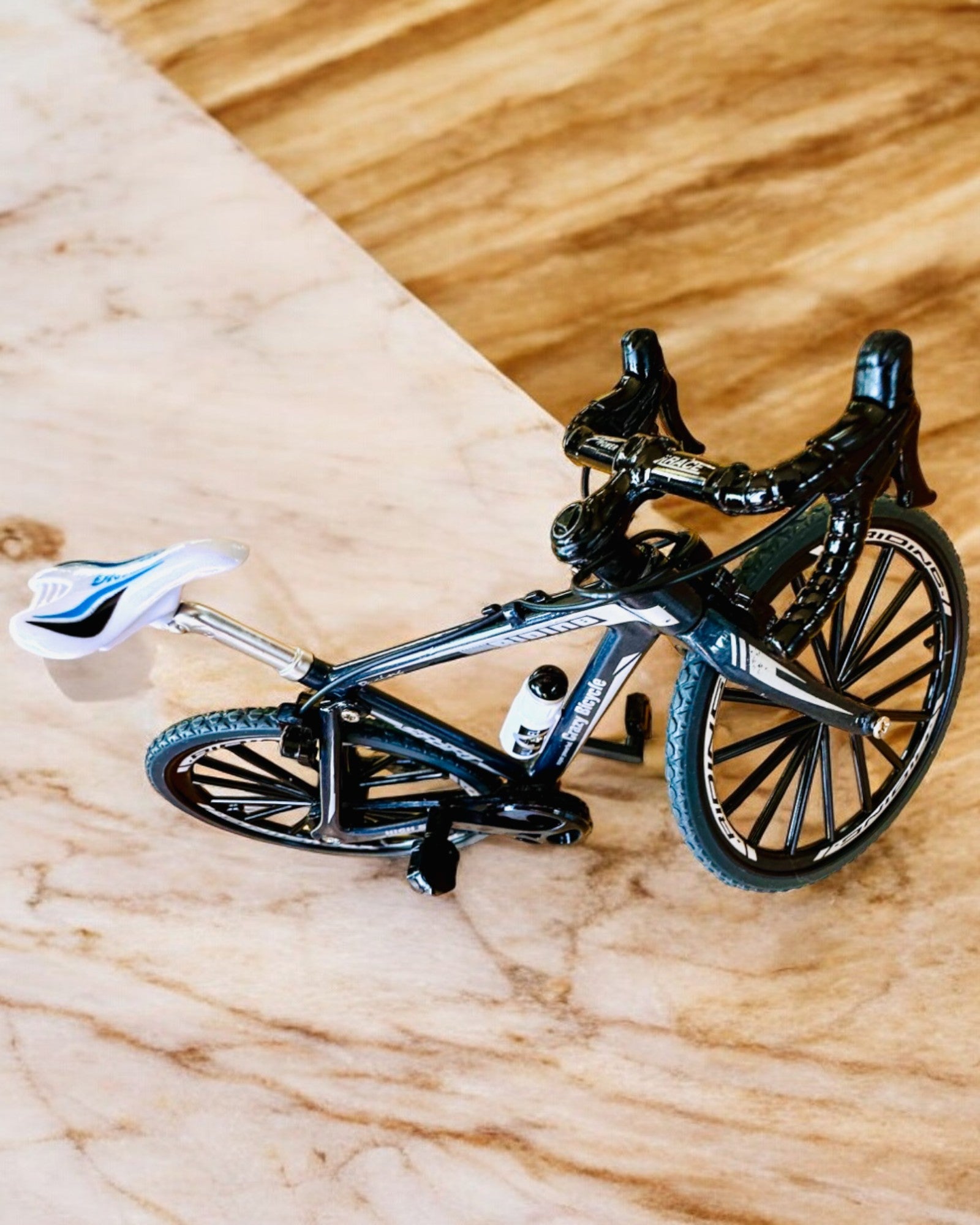 "SpeedMaster" Miniatűr Fém Modell Piros Kerékpár személyre szabás gravírozással ajándékba, 2 színváltozatban