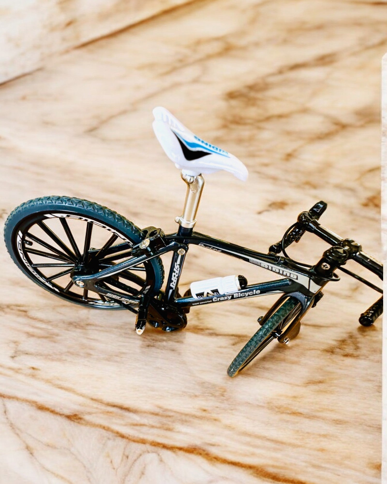 "SpeedMaster" Miniatűr Fém Modell Piros Kerékpár személyre szabás gravírozással ajándékba, 2 színváltozatban