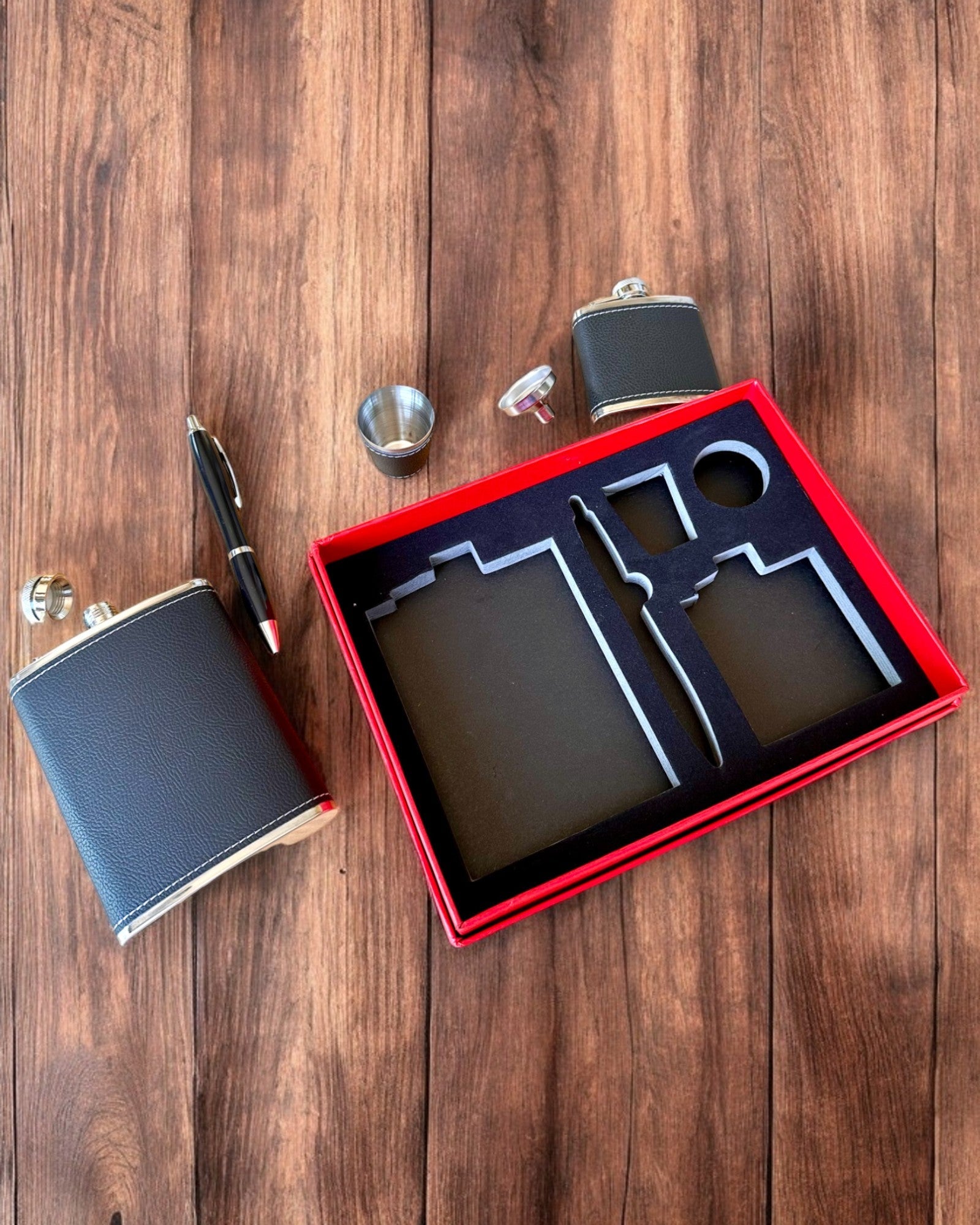 "Stílusos Úriember" Laposüveg Készlet - személyre szabható gravírozással ajándékba