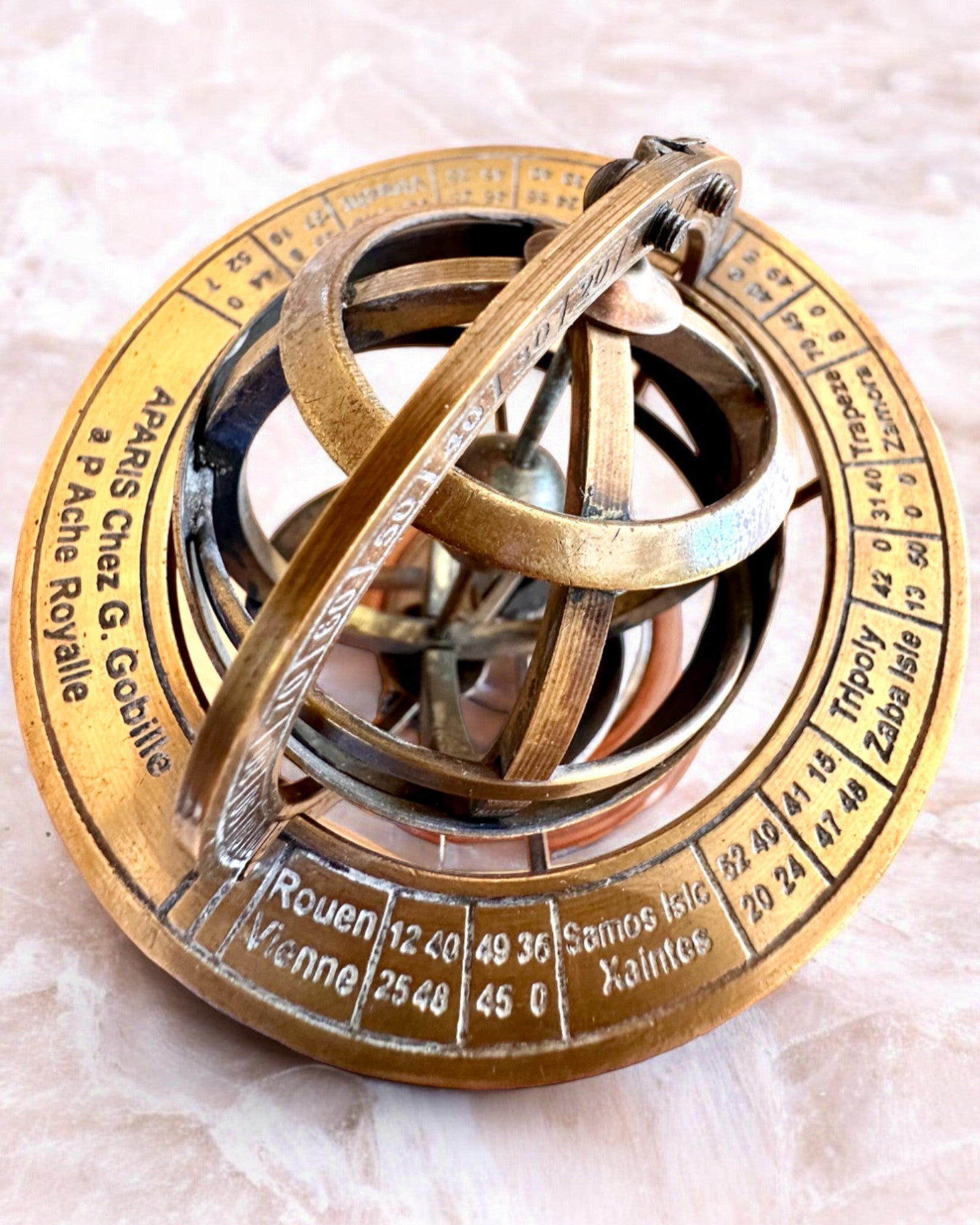 Mosiężna Armilla „AstroGlobe” 13 cm magasságú, Kézzel Készített Gravírozási Lehetőséggel, irodai dekoráció