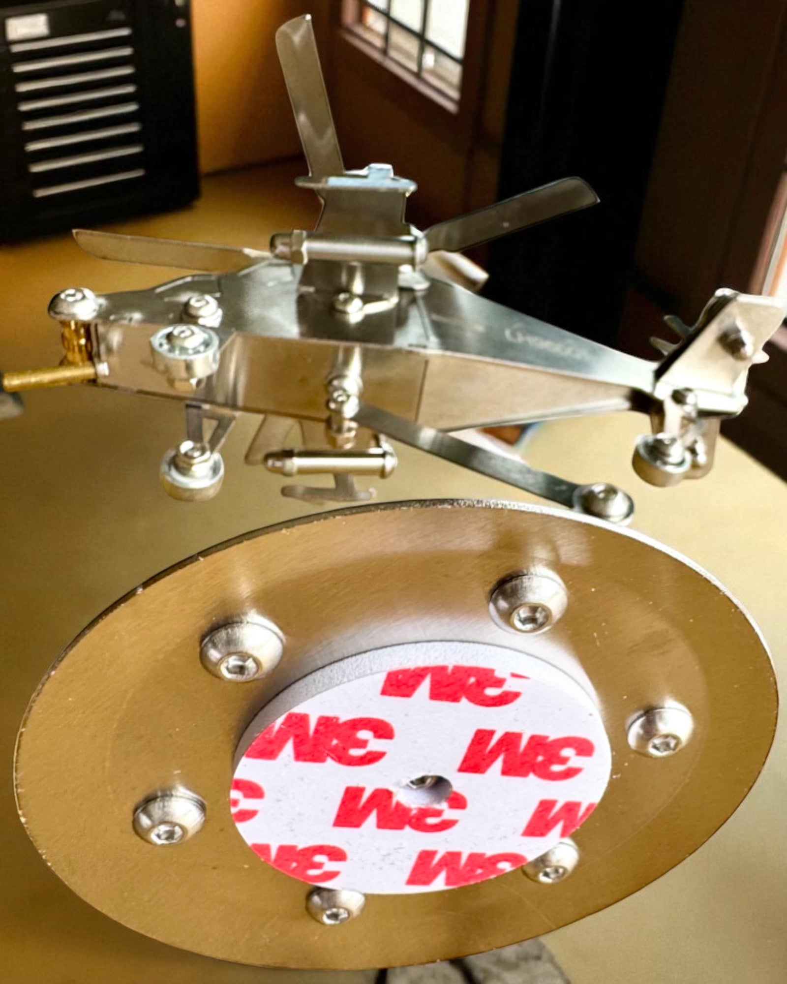 Fém Helikopter Modell „SkyRider” – Állítható Asztali Állvány személyre szabott gravírozással ajándékba