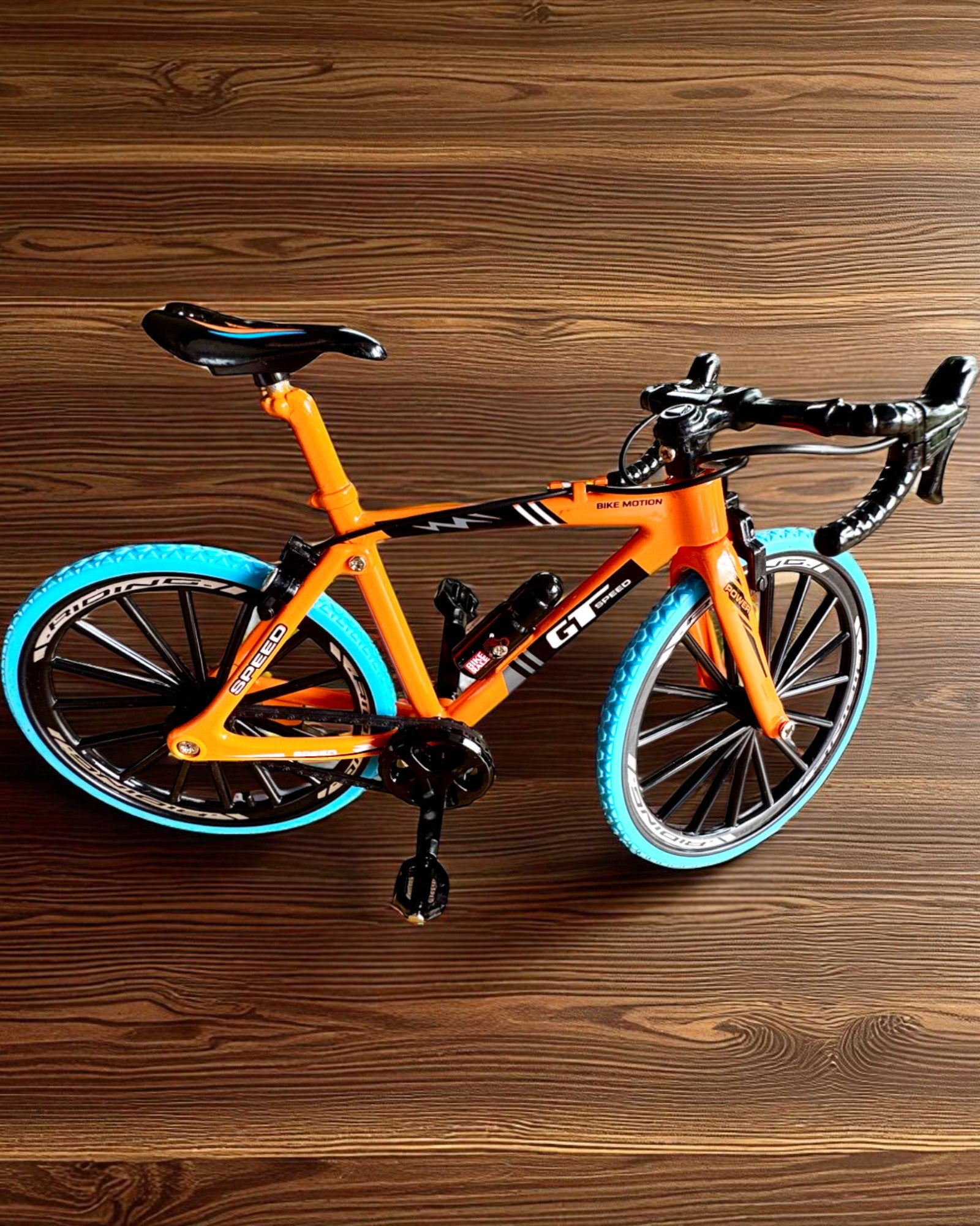 Miniatűr fém modell kerékpár gyűjtőknek "Speed Rider 1.2" – személyre szabás gravírozással ajándékba, 2 színváltozatban