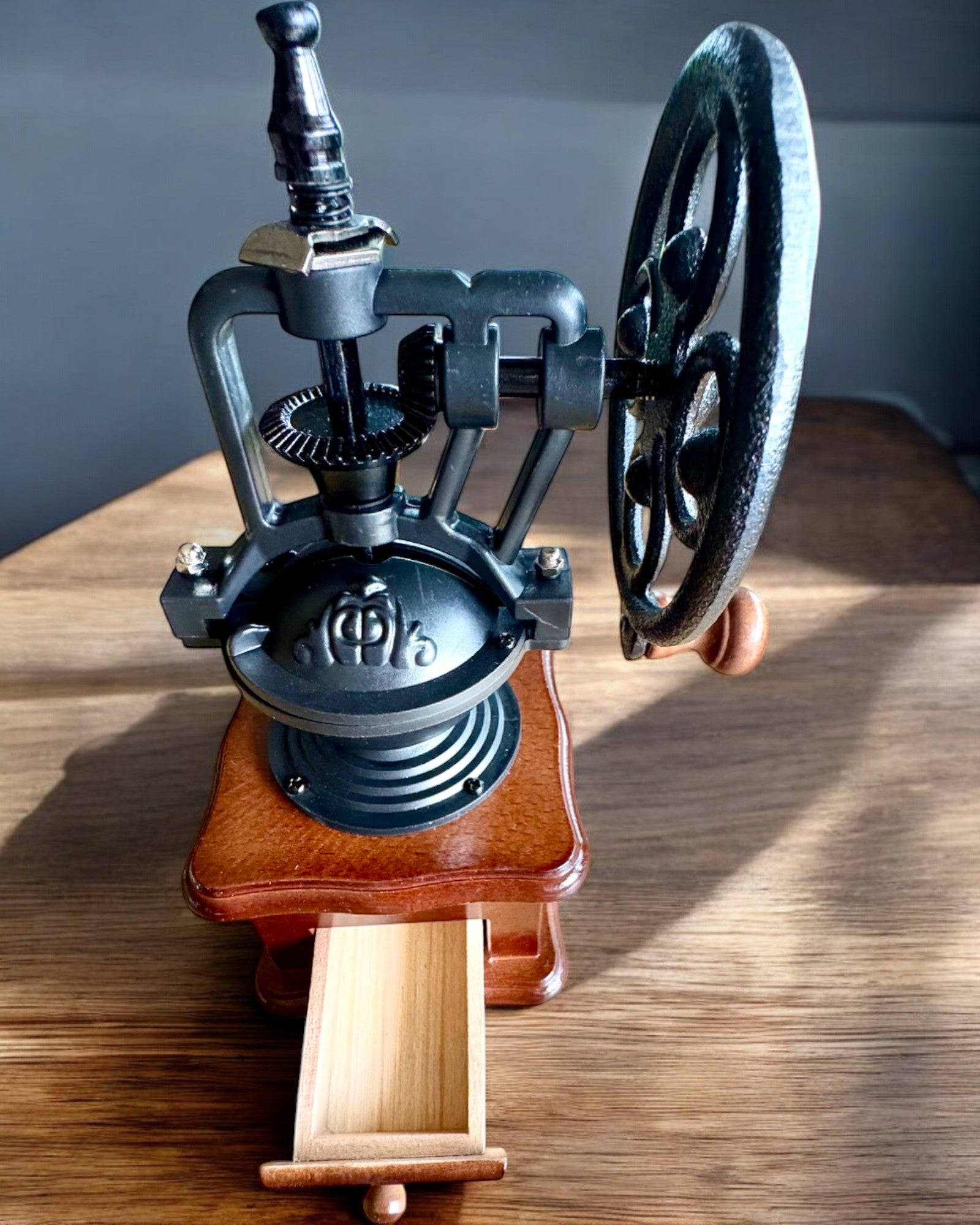 Retro kávédaráló „Vintage Café” 27 cm magas, személyre szabható gravírozással ajándékba