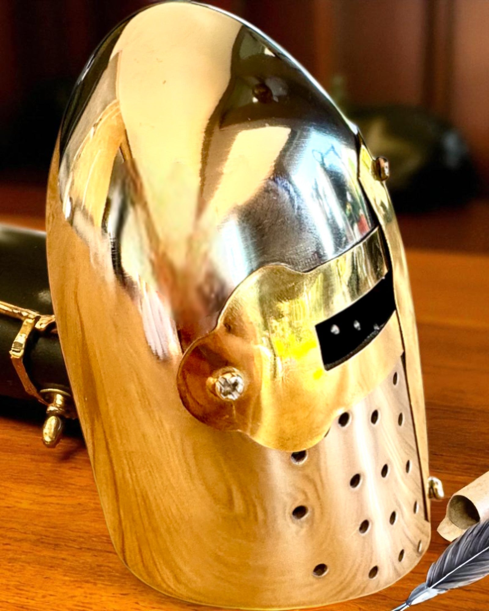 Mini Hełm Rycerski „Guardian” z mosiądzu – ręcznie wykonany, 12 cm, możliwość personalizacji grawerem na prezent