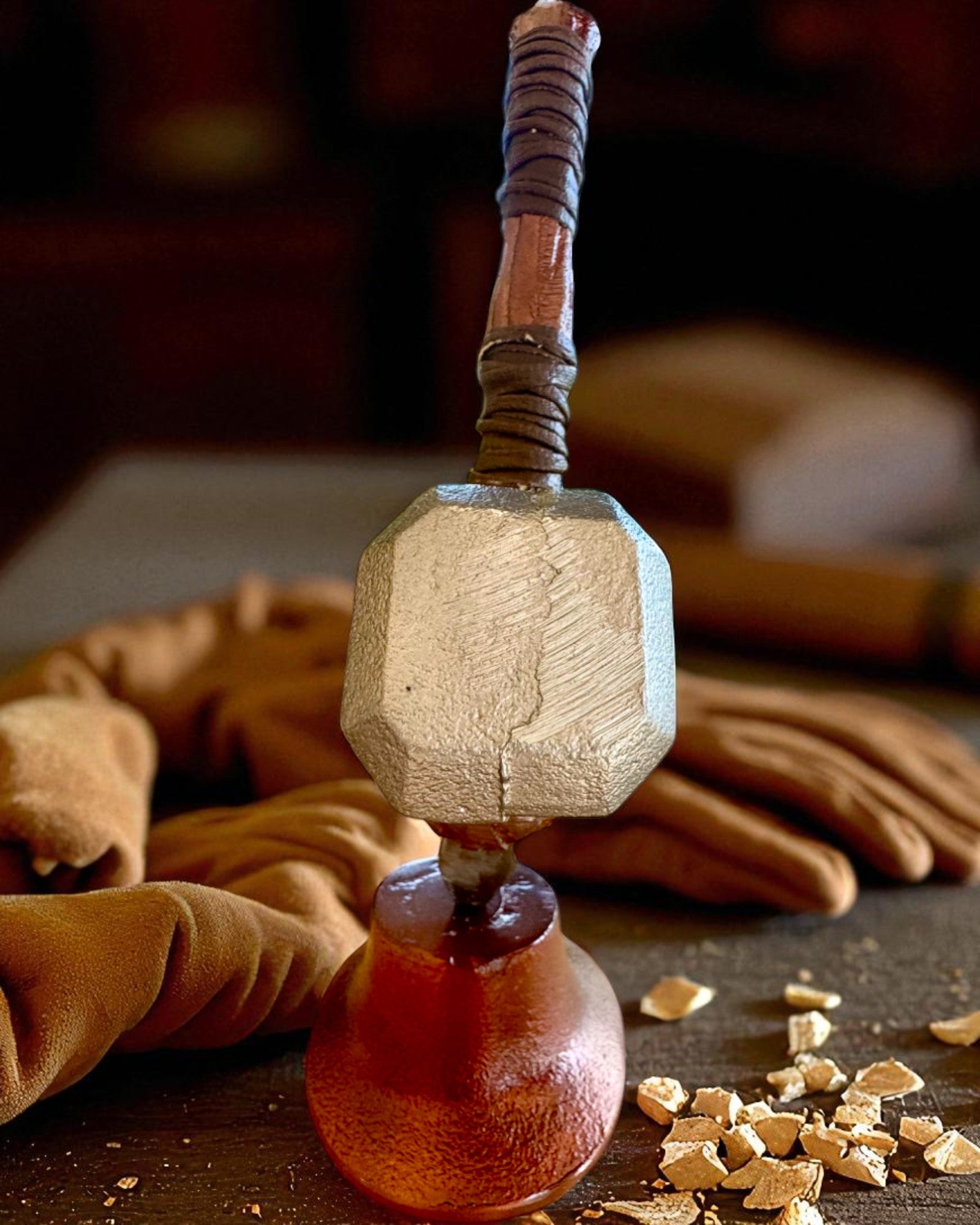 Storm Relic – młot dekoracyjny z podstawą, 26 cm, ręcznie wykonany,  możliwość personalizacji grawerem na prezent