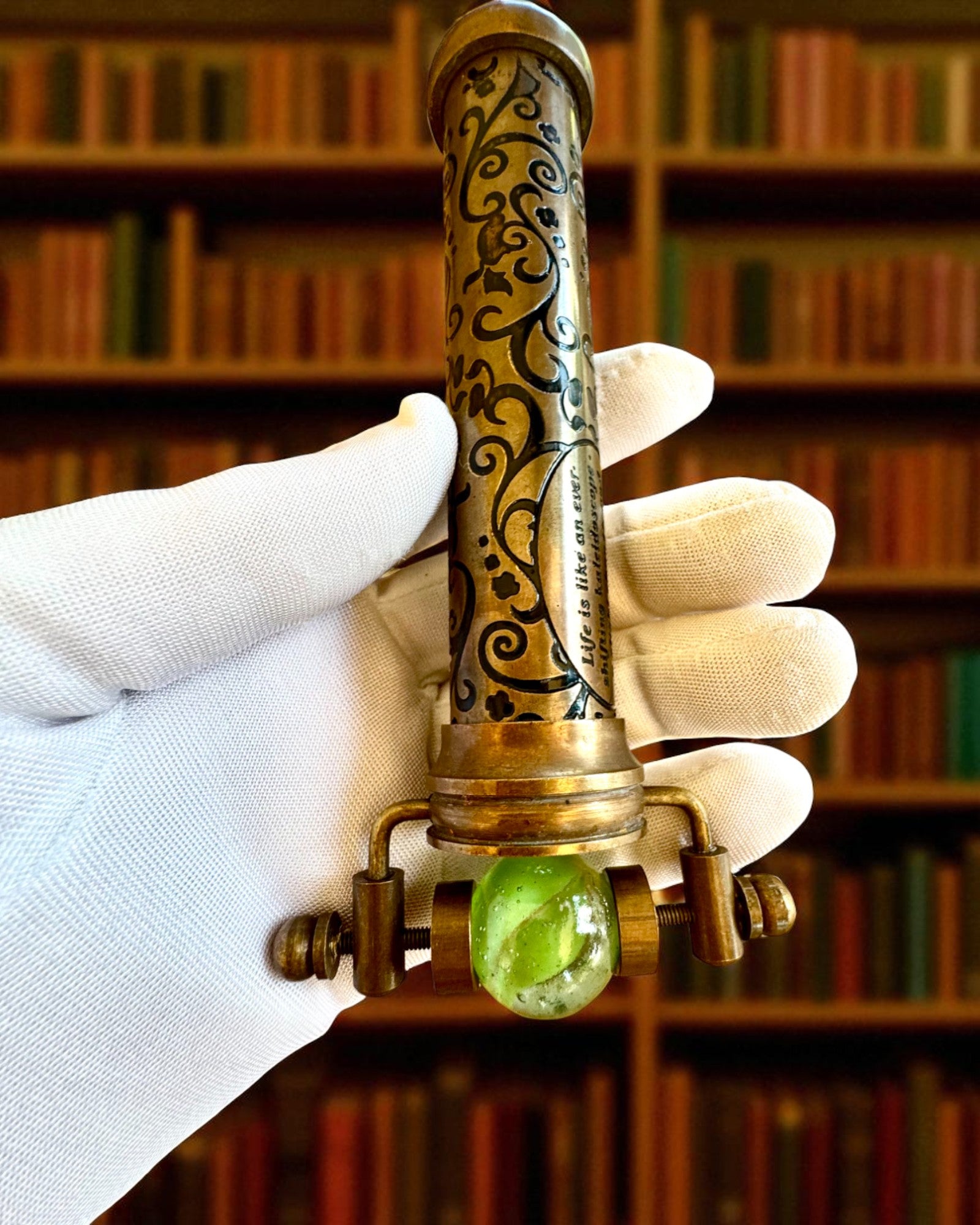 Vintage „Emerald Dreams” kaleidoszkóp, 15 cm – kézzel készített, személyre szabható gravírozással ajándékba