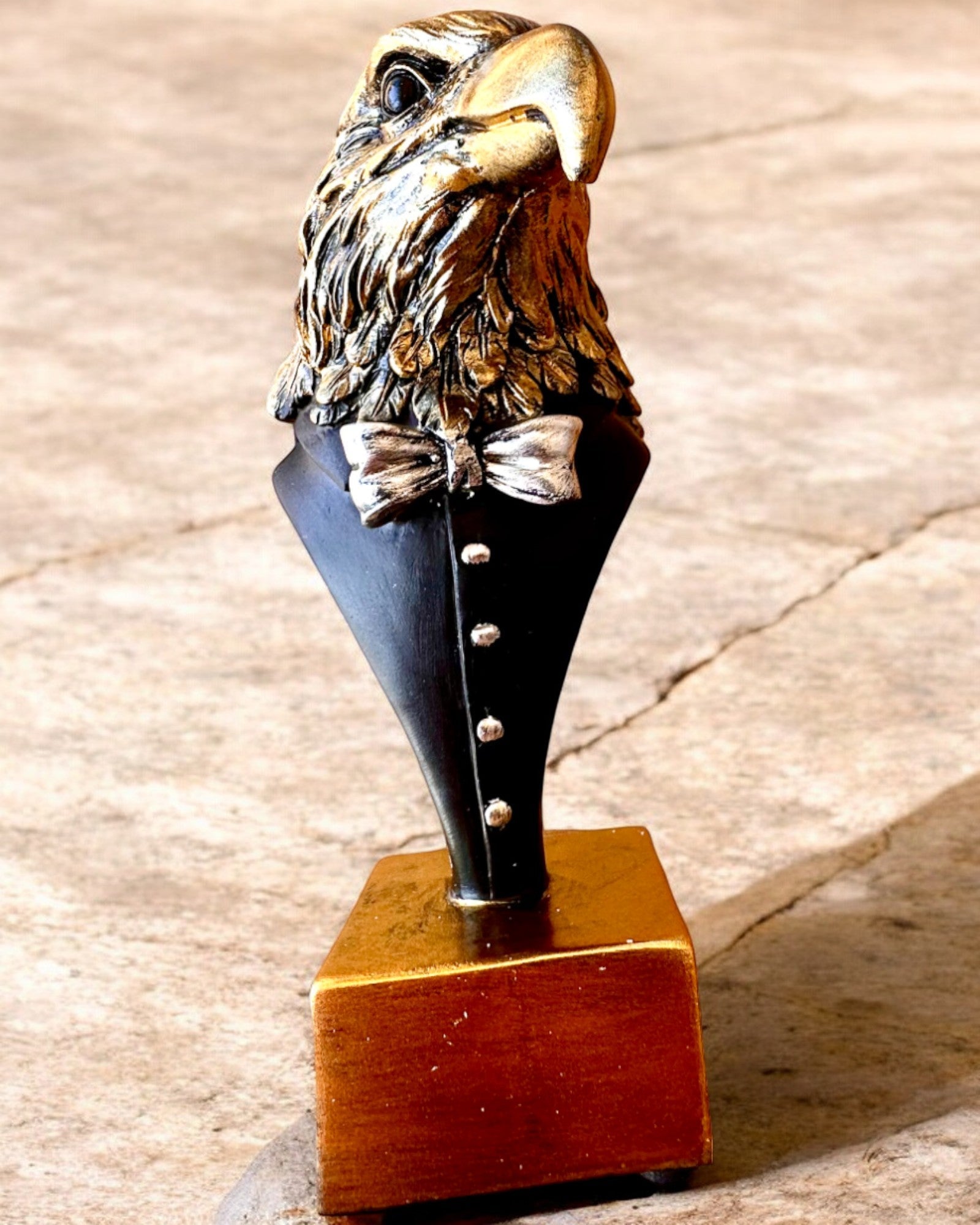 Büffel Warden Sasfej Szobor – Elegáns Frakkban, Gravírozási Lehetőséggel Ajándékba