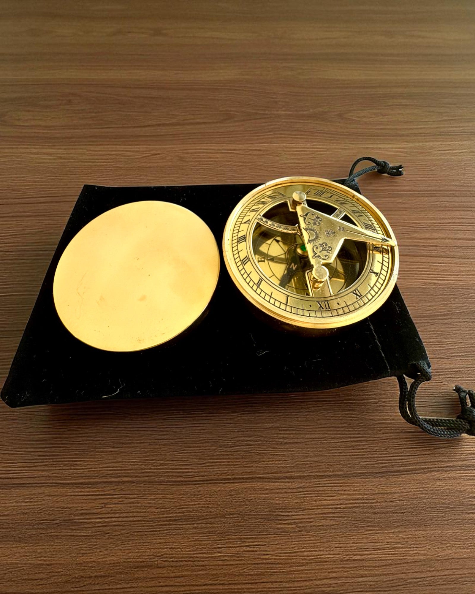 Napkompas Voyager 7cm – sárgaréz napóra kompasszal, személyre szabható gravírozással ajándékba