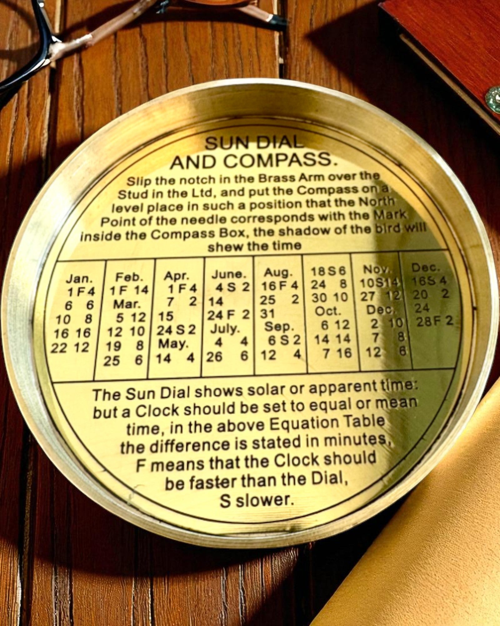 Napkompas Voyager 7cm – sárgaréz napóra kompasszal, személyre szabható gravírozással ajándékba