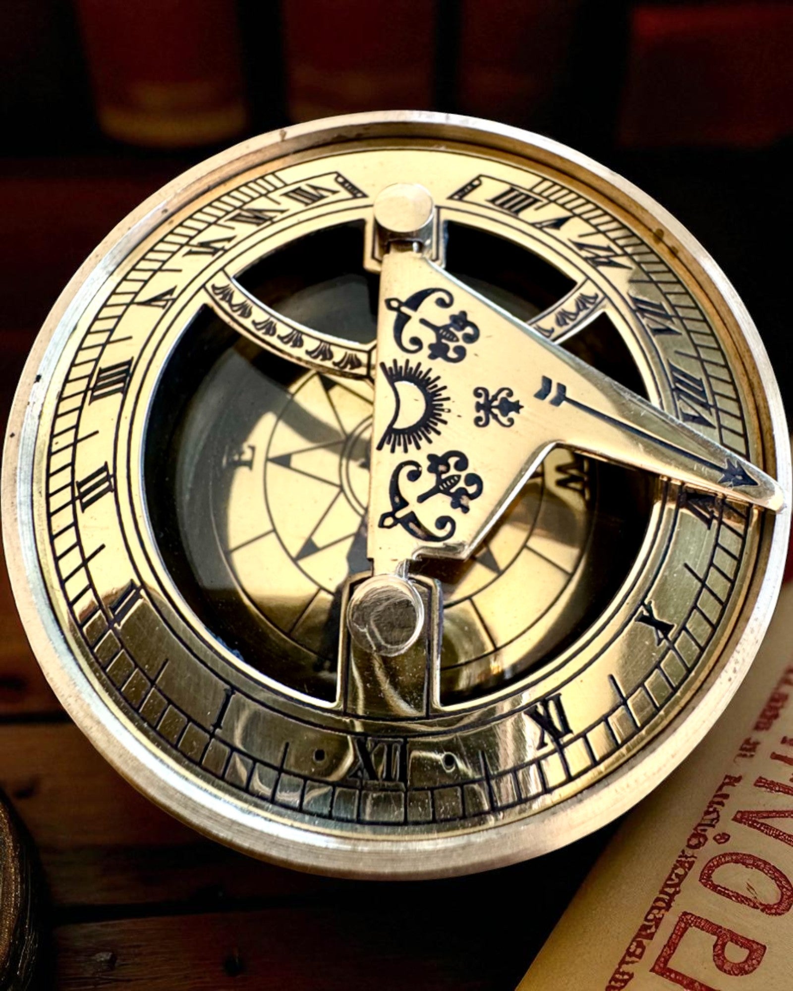 Napkompas Voyager 7cm – sárgaréz napóra kompasszal, személyre szabható gravírozással ajándékba