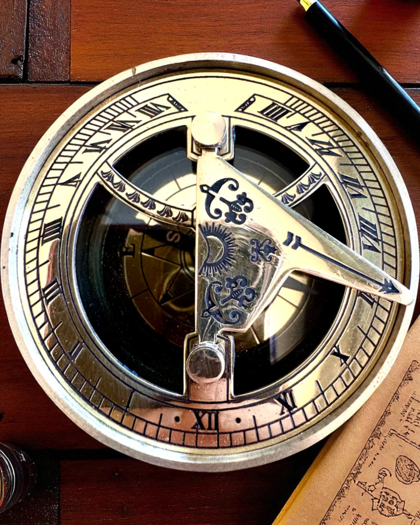 Napkompas Voyager 7cm – sárgaréz napóra kompasszal, személyre szabható gravírozással ajándékba