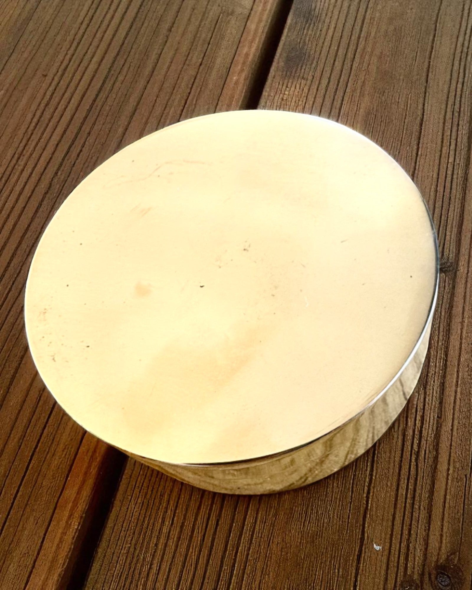 Napkompas Voyager 7cm – sárgaréz napóra kompasszal, személyre szabható gravírozással ajándékba