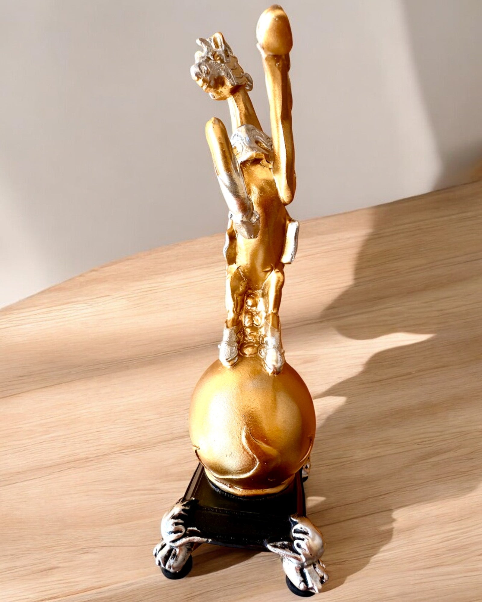 Elegáns "Złoty Rumak" szobor - gravírozási lehetőséggel ajándékba