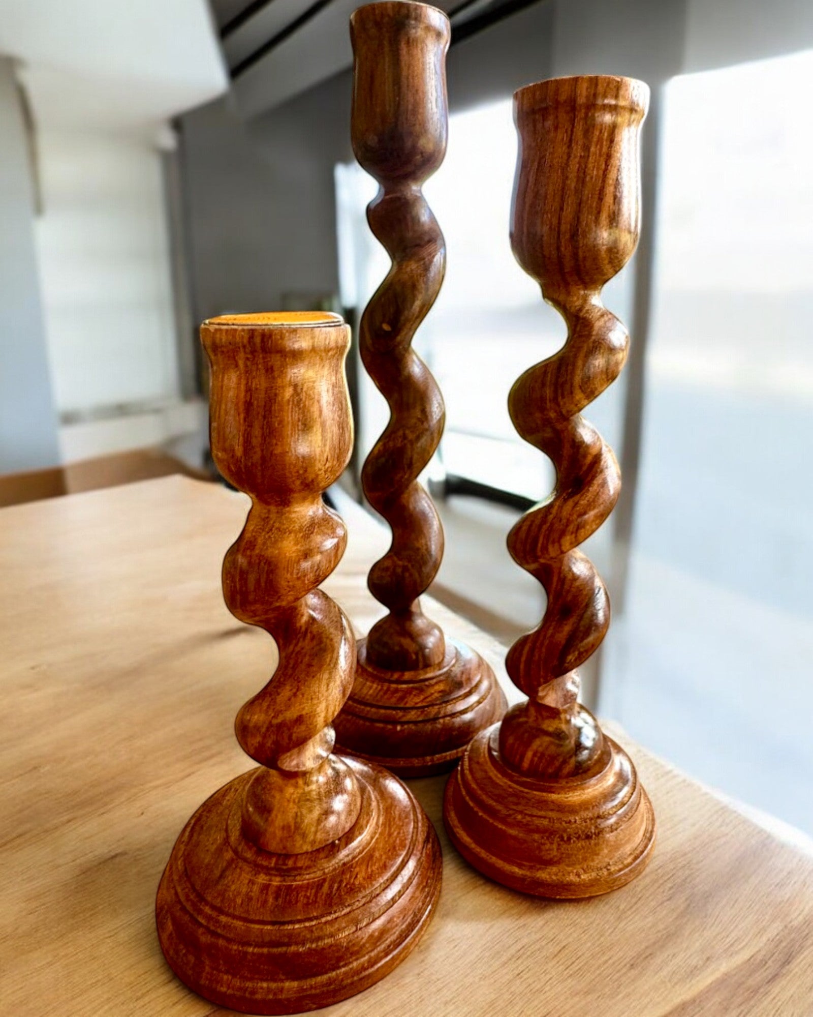 „Spirális Fény” 3 darabos gyertyatartó készlet, 25 cm magas, személyre szabható gravírozással ajándékba