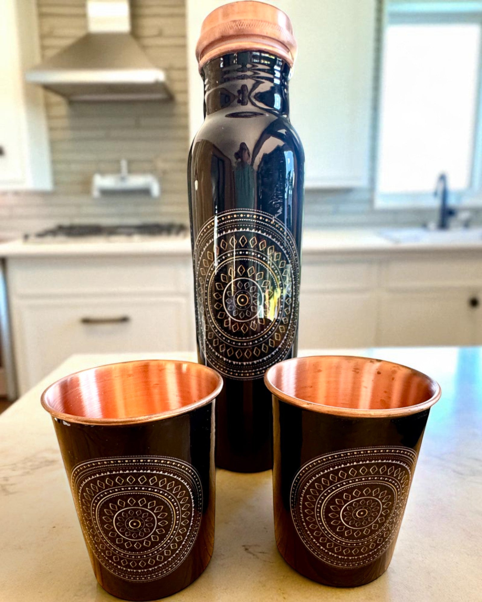 Réz Mandala Készlet – 1L Palack + 2 Pohár Tokban, személyre szabható gravírozással ajándékba
