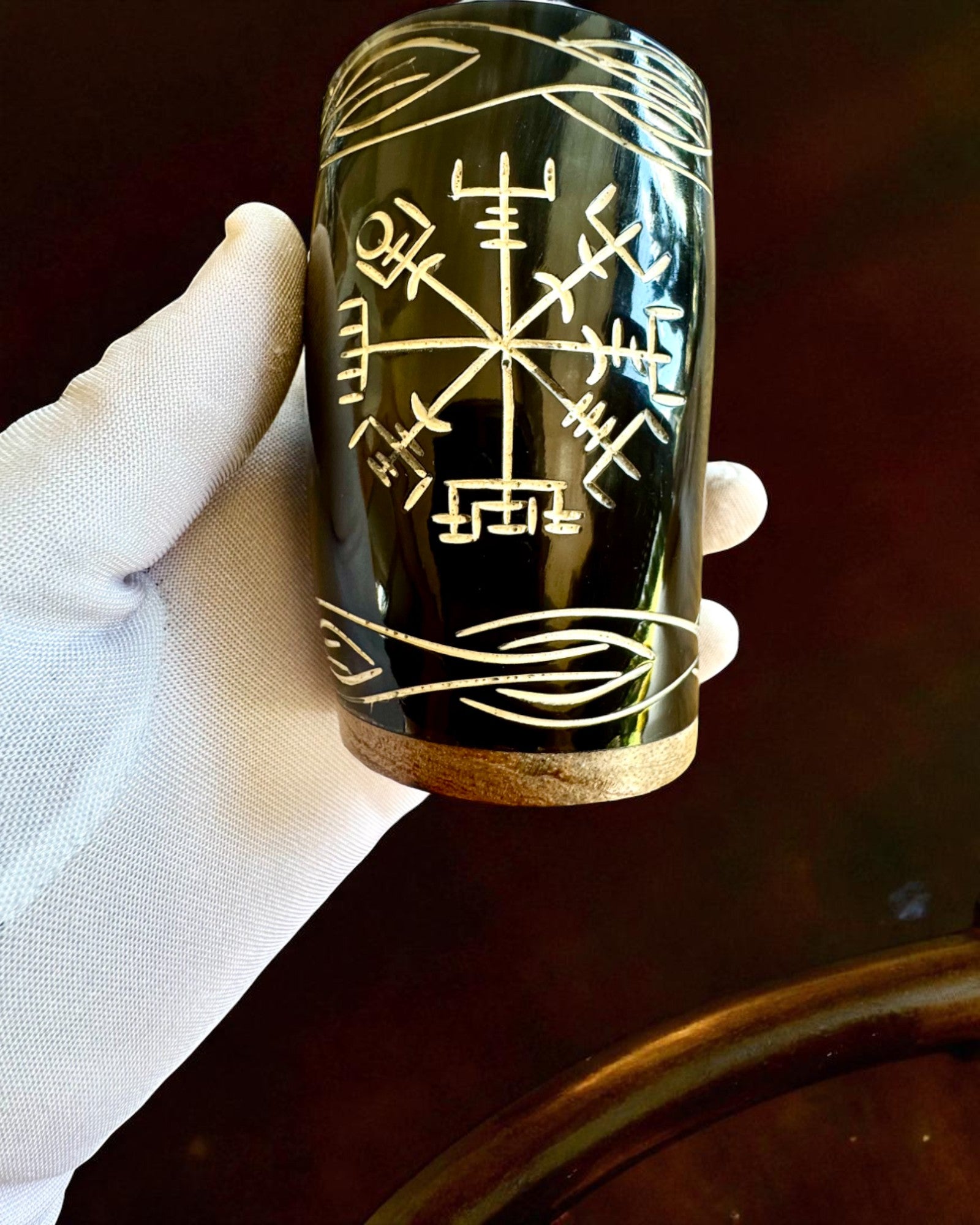 Valknut Ręcznie wykonany mały kubek z rogu bawoła z nordyckimi symbolami, możliwość personalizacji na prezent grawerem