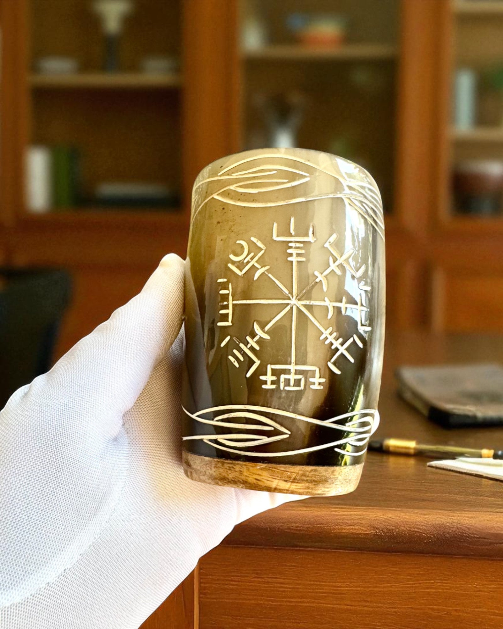 Valknut Ręcznie wykonany mały kubek z rogu bawoła z nordyckimi symbolami, możliwość personalizacji na prezent grawerem