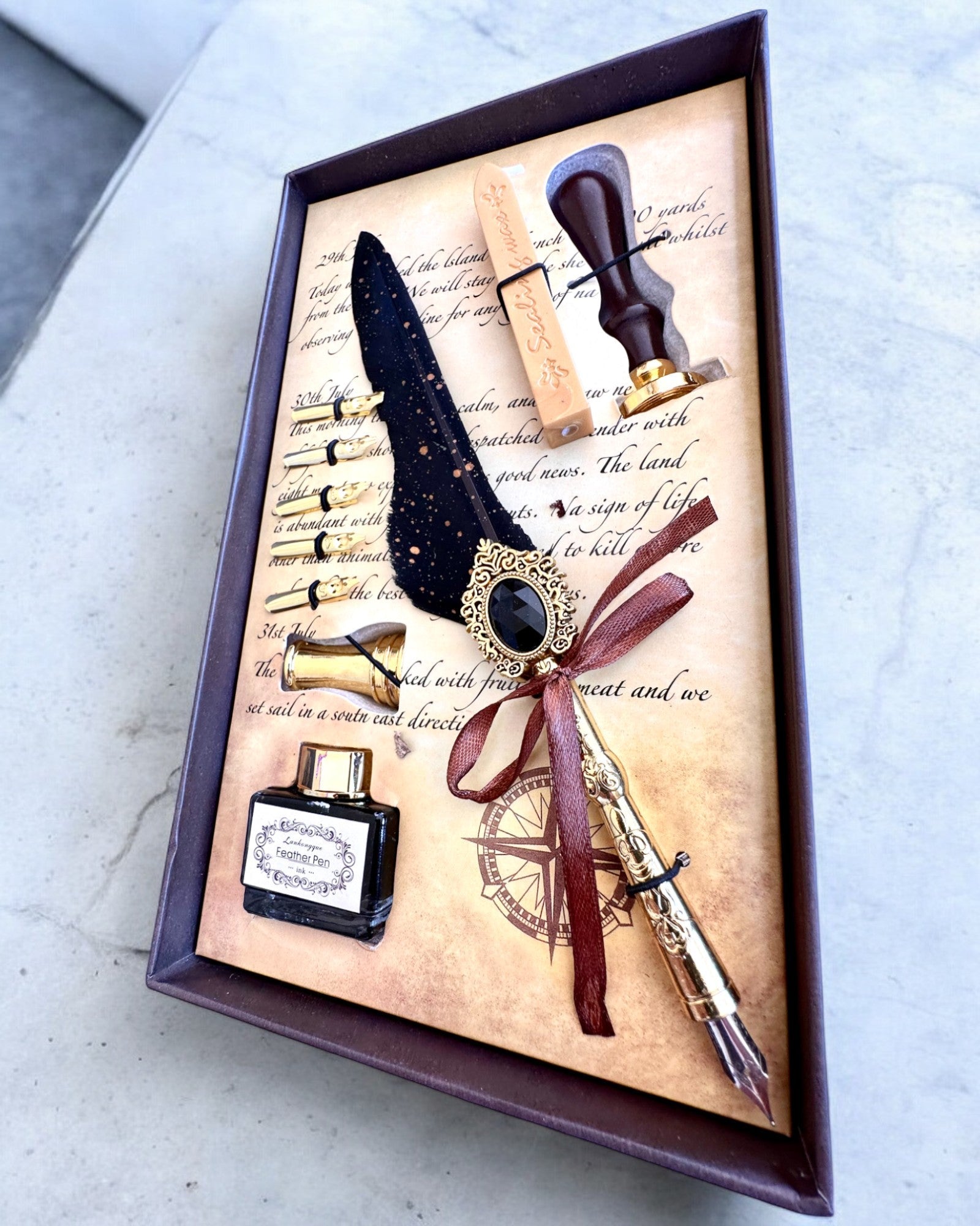 "Elegancia a gyakorlatban" kalligráfia készlet gravírozási lehetőséggel, ajándékba. 2 választható színváltozat.