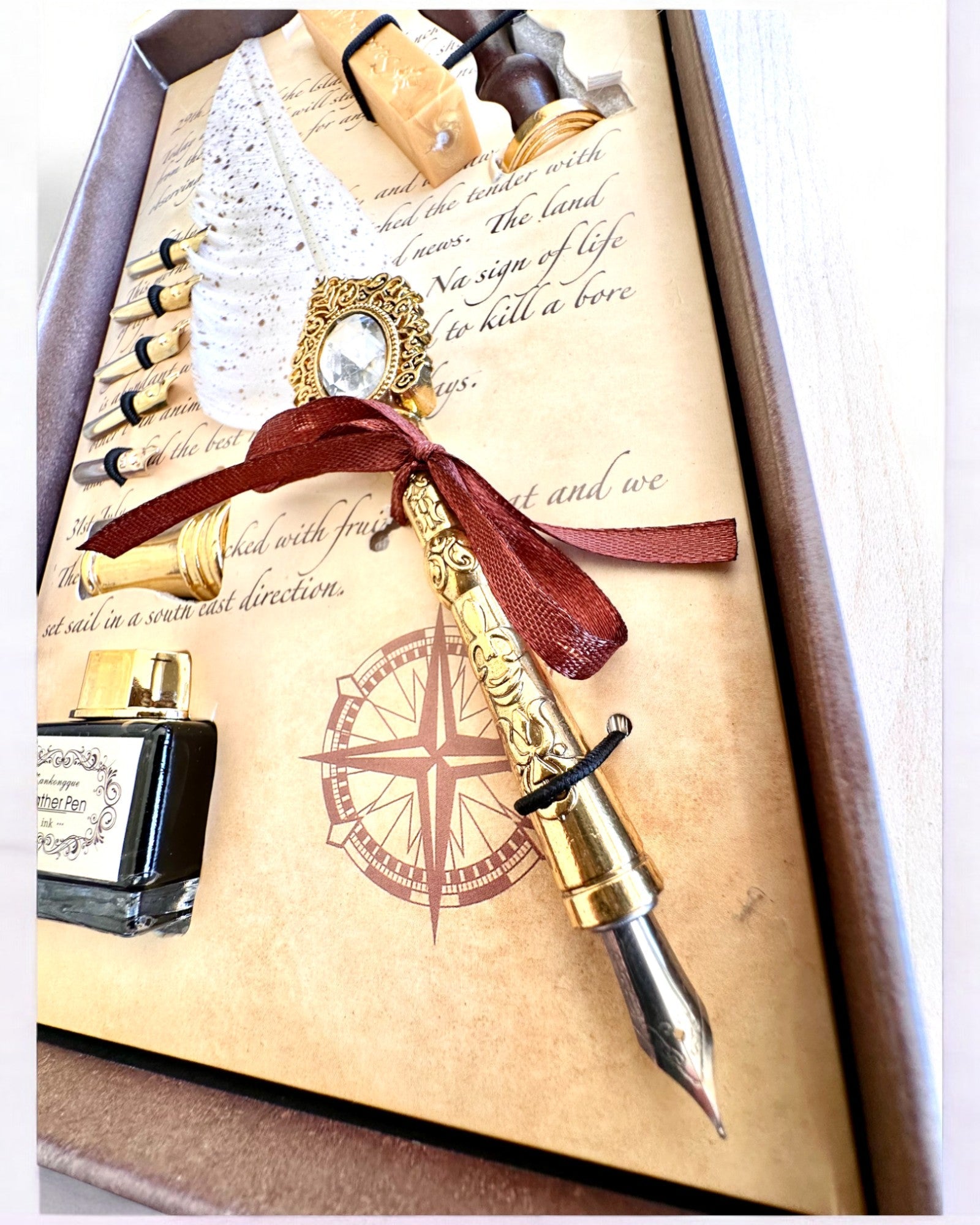 "Elegancia a gyakorlatban" kalligráfia készlet gravírozási lehetőséggel, ajándékba. 2 választható színváltozat.