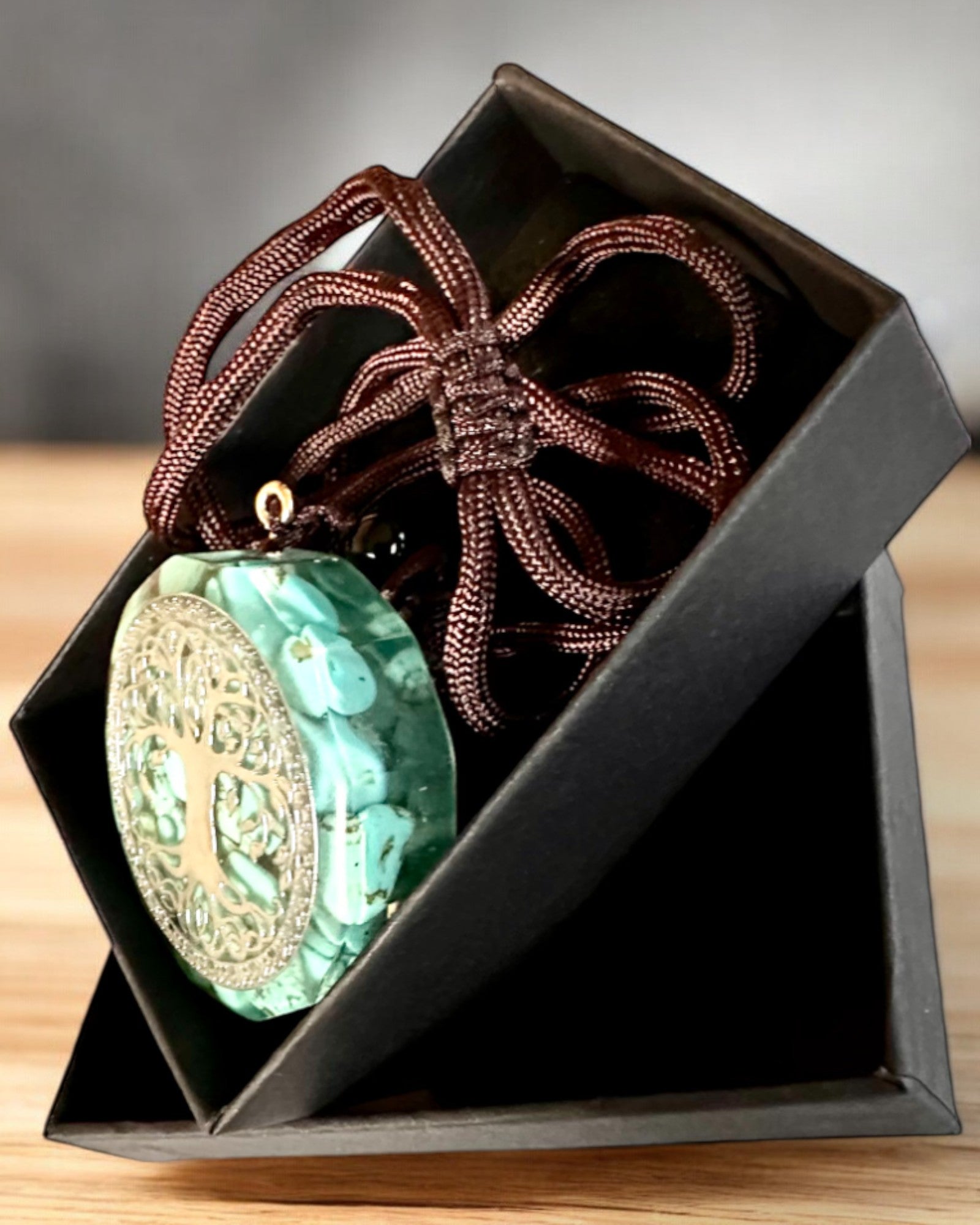 "Életfa" amulett türkizzel – Személyes erőd, nyaklánc ajándékba, személyre szabható gravírozással