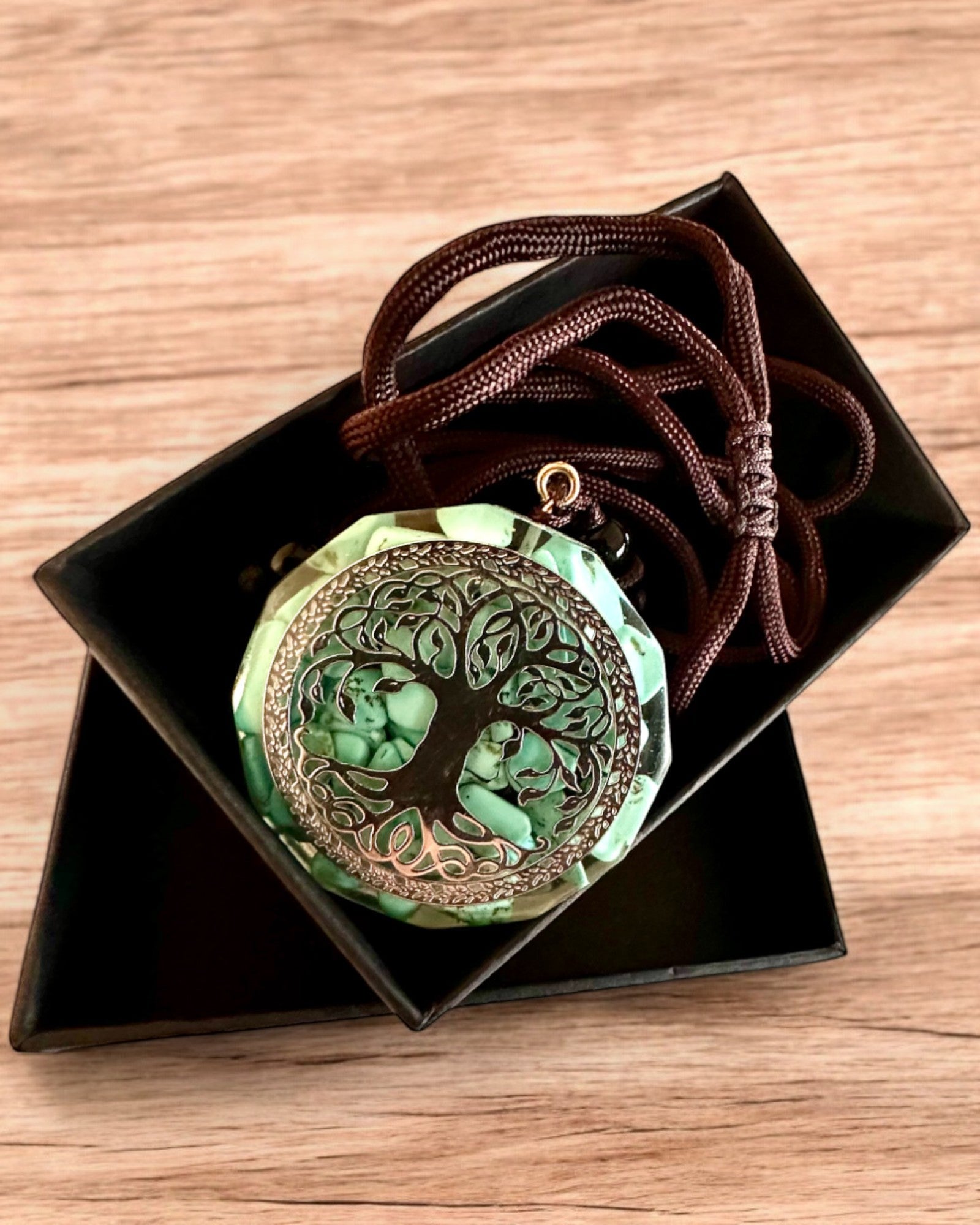 "Életfa" amulett türkizzel – Személyes erőd, nyaklánc ajándékba, személyre szabható gravírozással