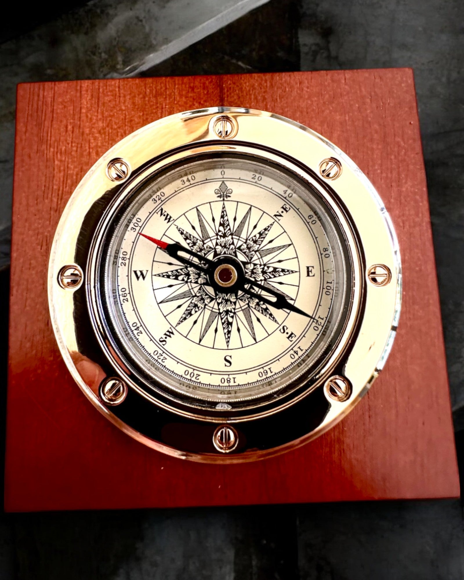 Kompasz „Navigator2” - Klasszikus Elegancia Rézből és Fából, személyre szabható gravírozással ajándékba