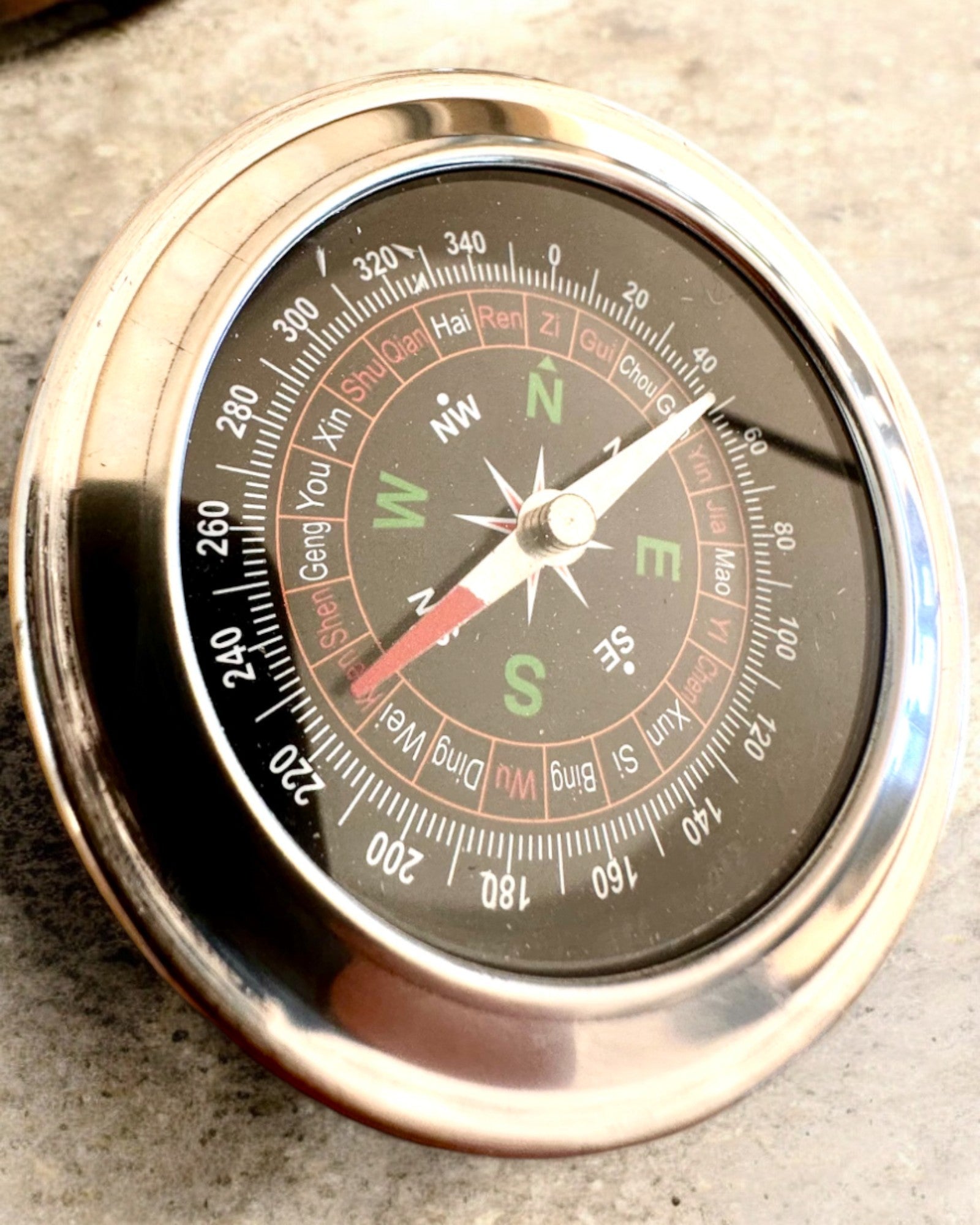Feng Shui Iránytű – Acél Pontosság, személyre szabott gravírozással ajándékba