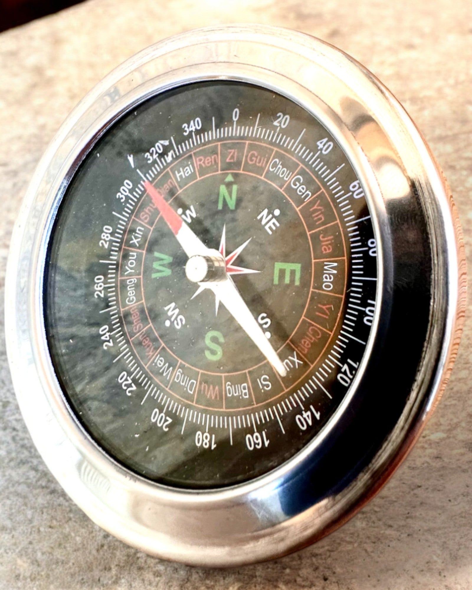 Feng Shui Iránytű – Acél Pontosság, személyre szabott gravírozással ajándékba