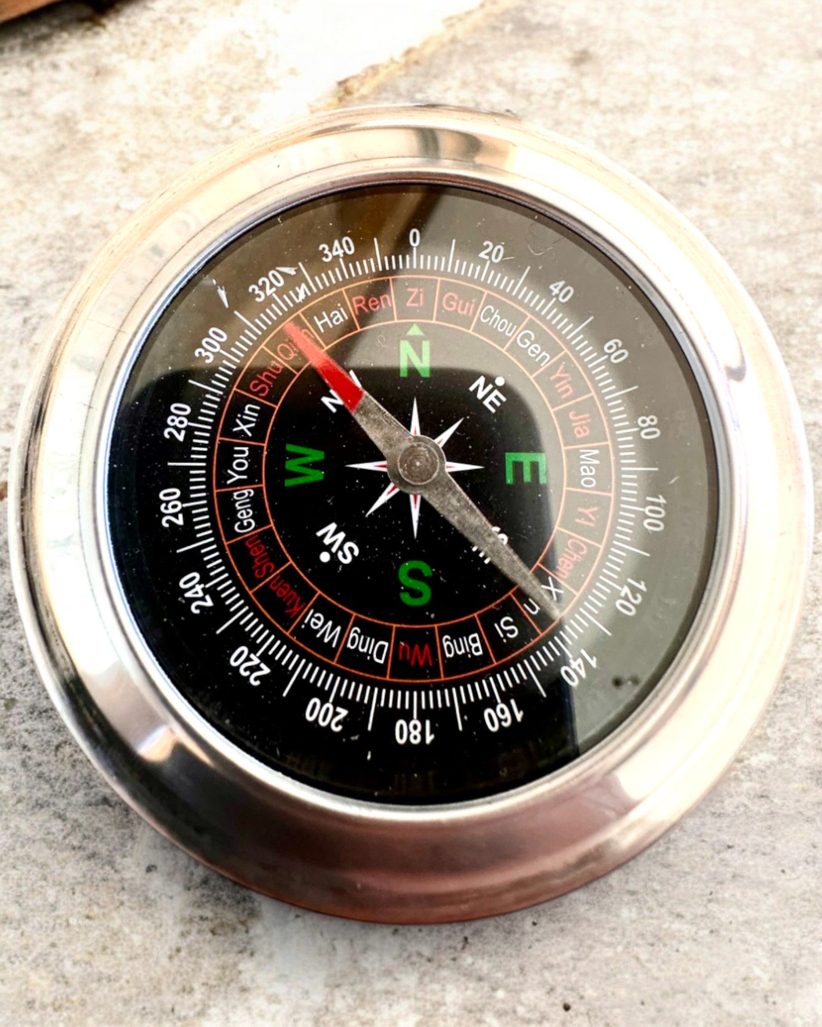 Feng Shui Iránytű – Acél Pontosság, személyre szabott gravírozással ajándékba