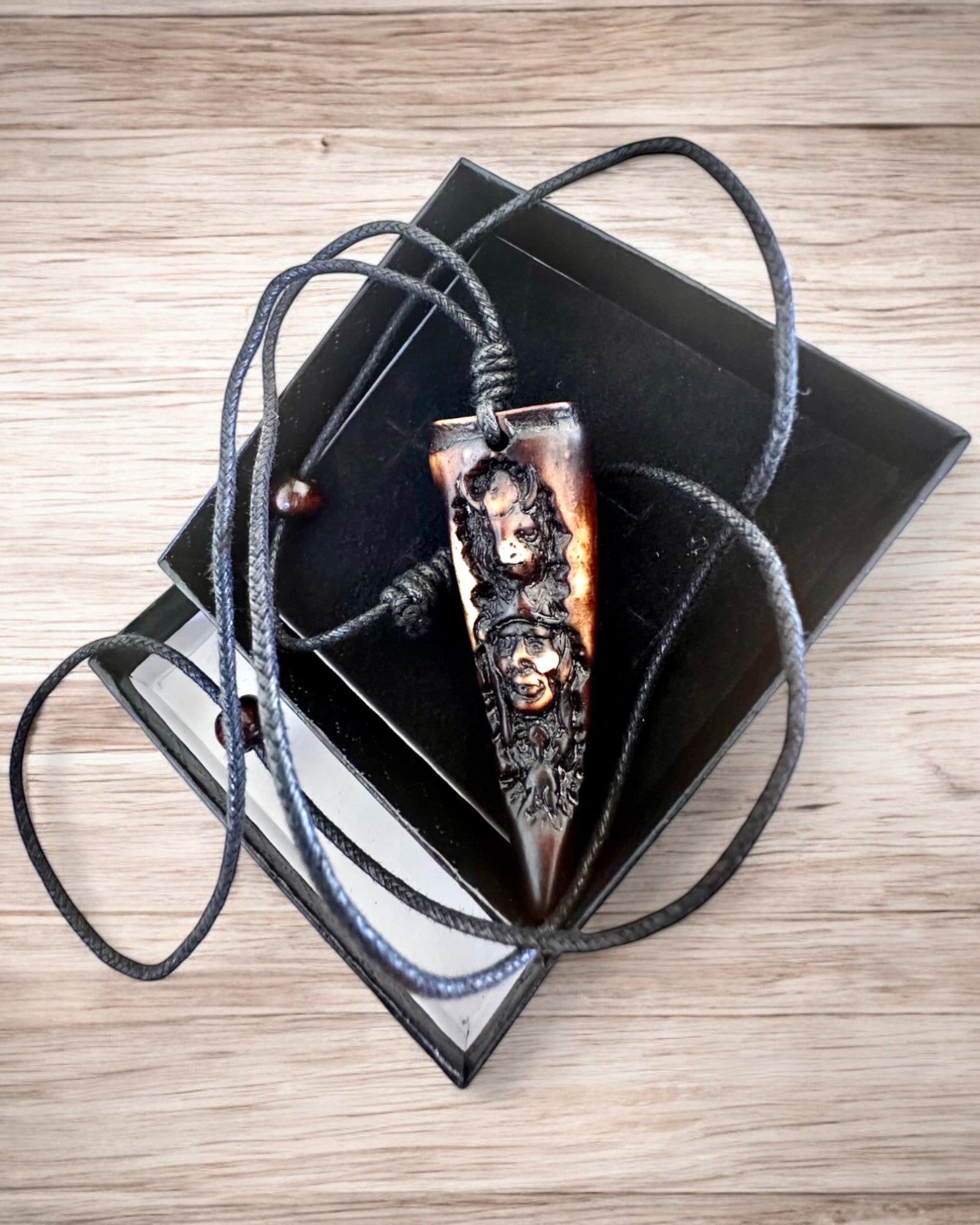 Wilczy Kieł nyaklánc, gyanta amulett - A természet misztikus ereje, személyre szabható gravírozással ajándékba