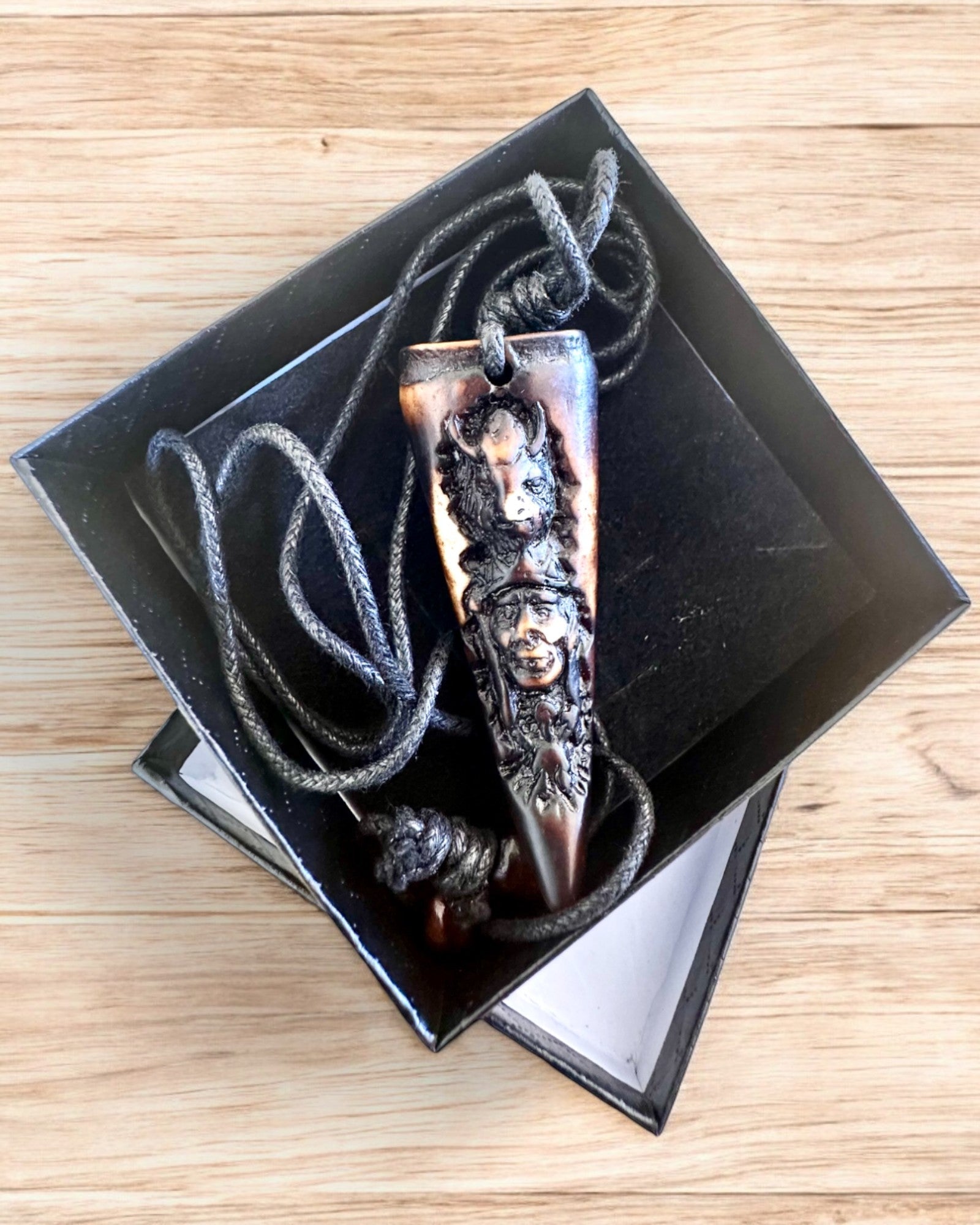 Wilczy Kieł nyaklánc, gyanta amulett - A természet misztikus ereje, személyre szabható gravírozással ajándékba