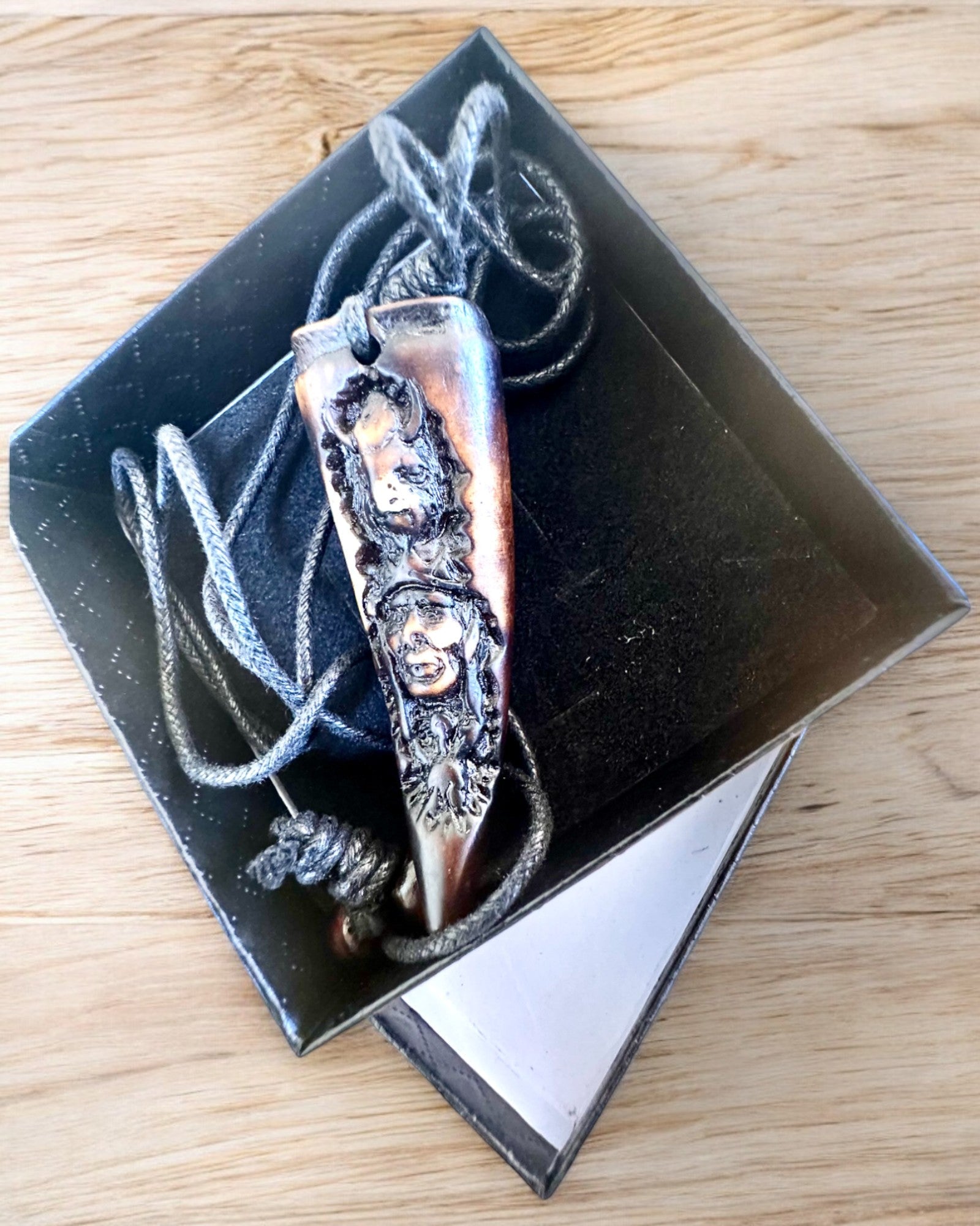 Wilczy Kieł nyaklánc, gyanta amulett - A természet misztikus ereje, személyre szabható gravírozással ajándékba