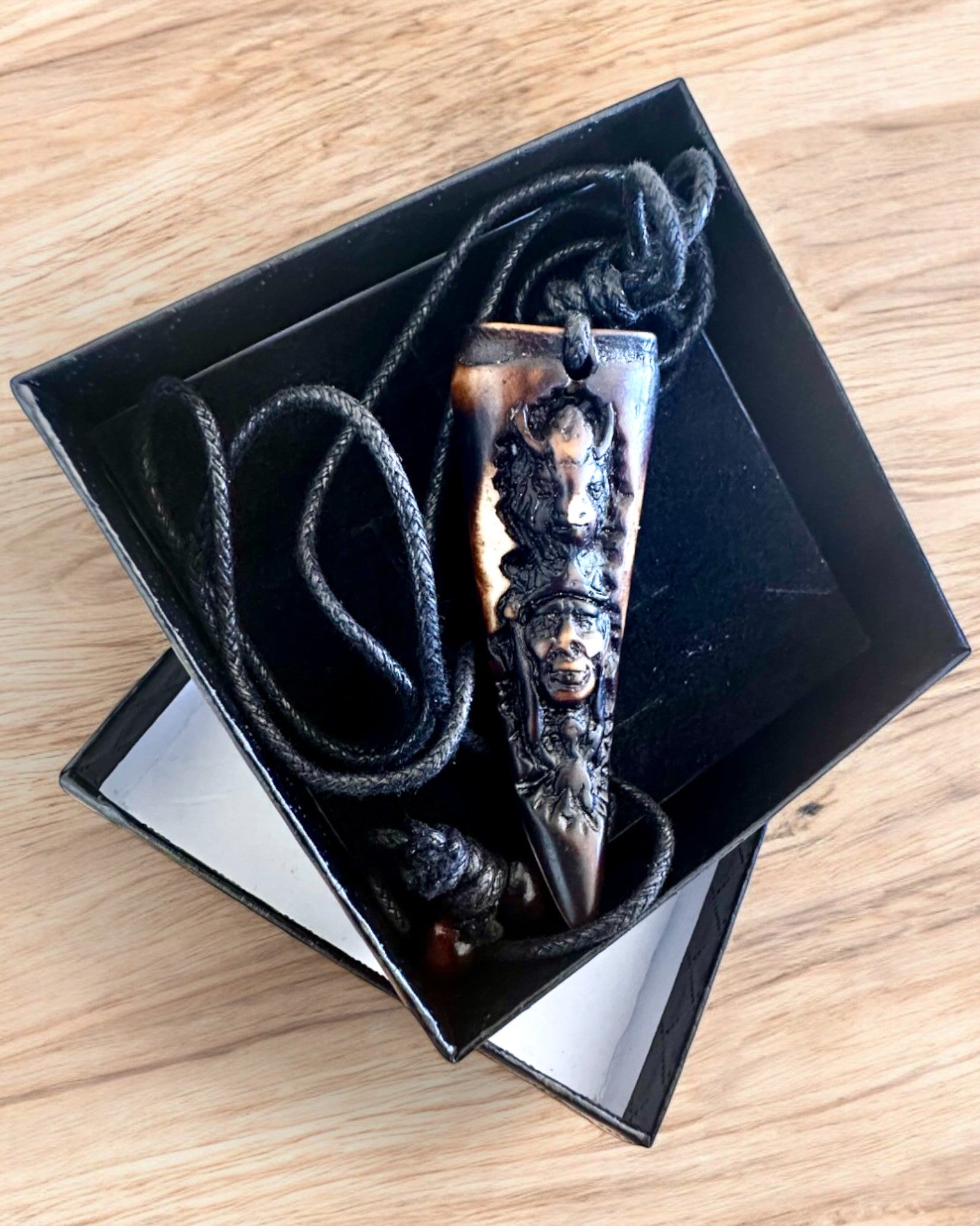 Wilczy Kieł nyaklánc, gyanta amulett - A természet misztikus ereje, személyre szabható gravírozással ajándékba