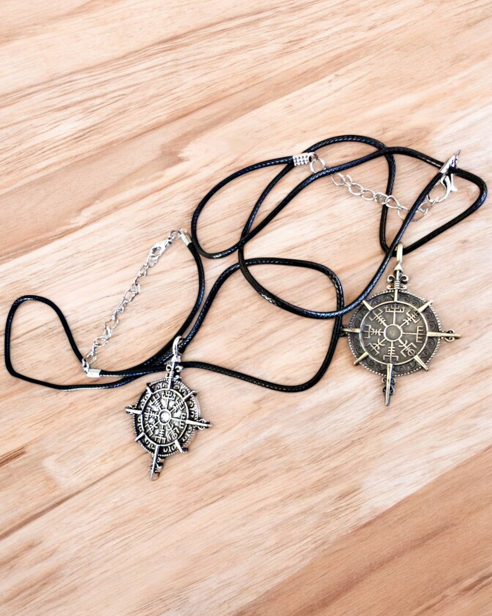 Amulett Északi Harcos - Viking Iránytű, személyre szabható gravírozással ajándékba, 2 választható változat