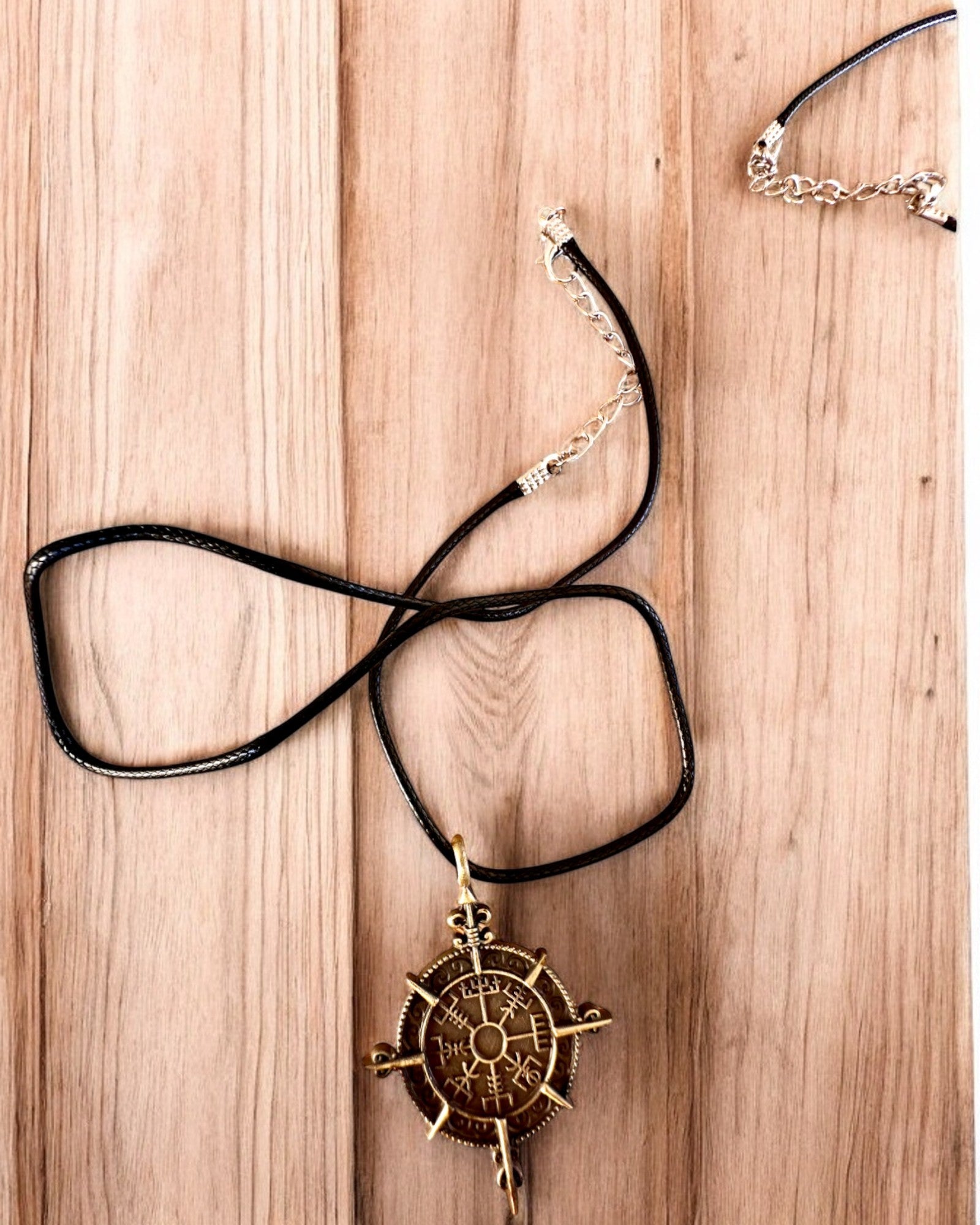 Amulett Északi Harcos - Viking Iránytű, személyre szabható gravírozással ajándékba, 2 választható változat