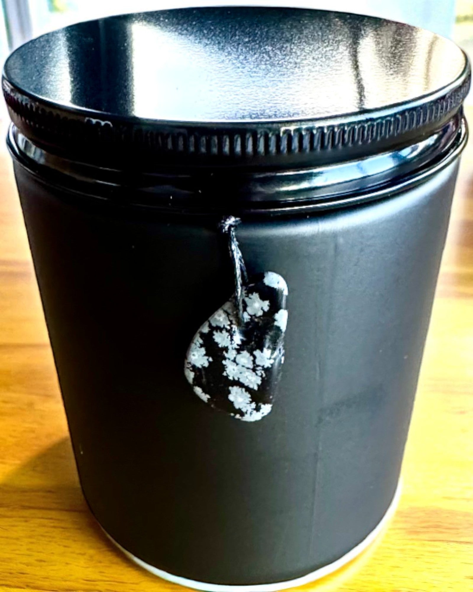 Świeca sojowa intencyjna Obsydian – pewność siebie i wewnętrzna siła, 250 ml, możliwość personalizacji na prezent