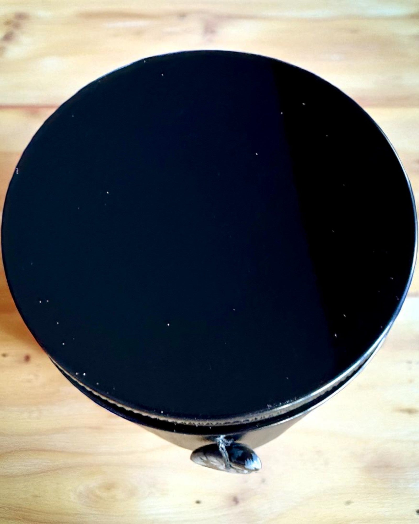 Świeca sojowa intencyjna 250 ml z naturalnym kamieniem – wybierz swoją energię: Cytryn lub Granat, personalizacja grawerem na prezent