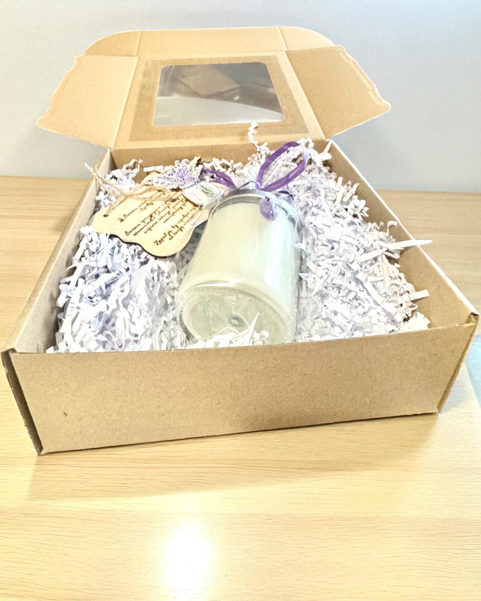 Intenciós szójagyertya ametiszttel – nyugalom, harmónia és tisztulás, 250 ml, személyre szabható ajándéknak