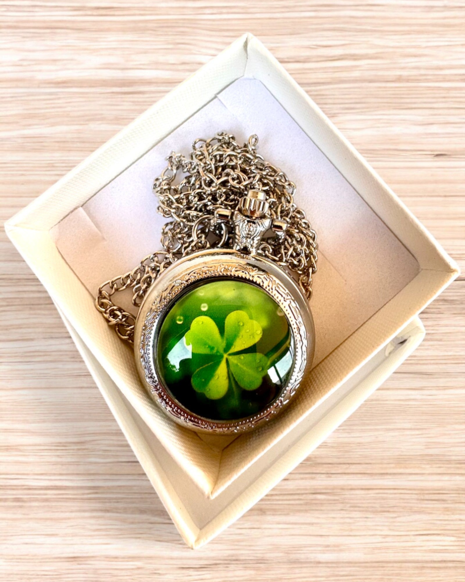 "CloverTime" négylevelű lóhere motívummal ellátott zsebóra, személyre szabható gravírozással ajándékba