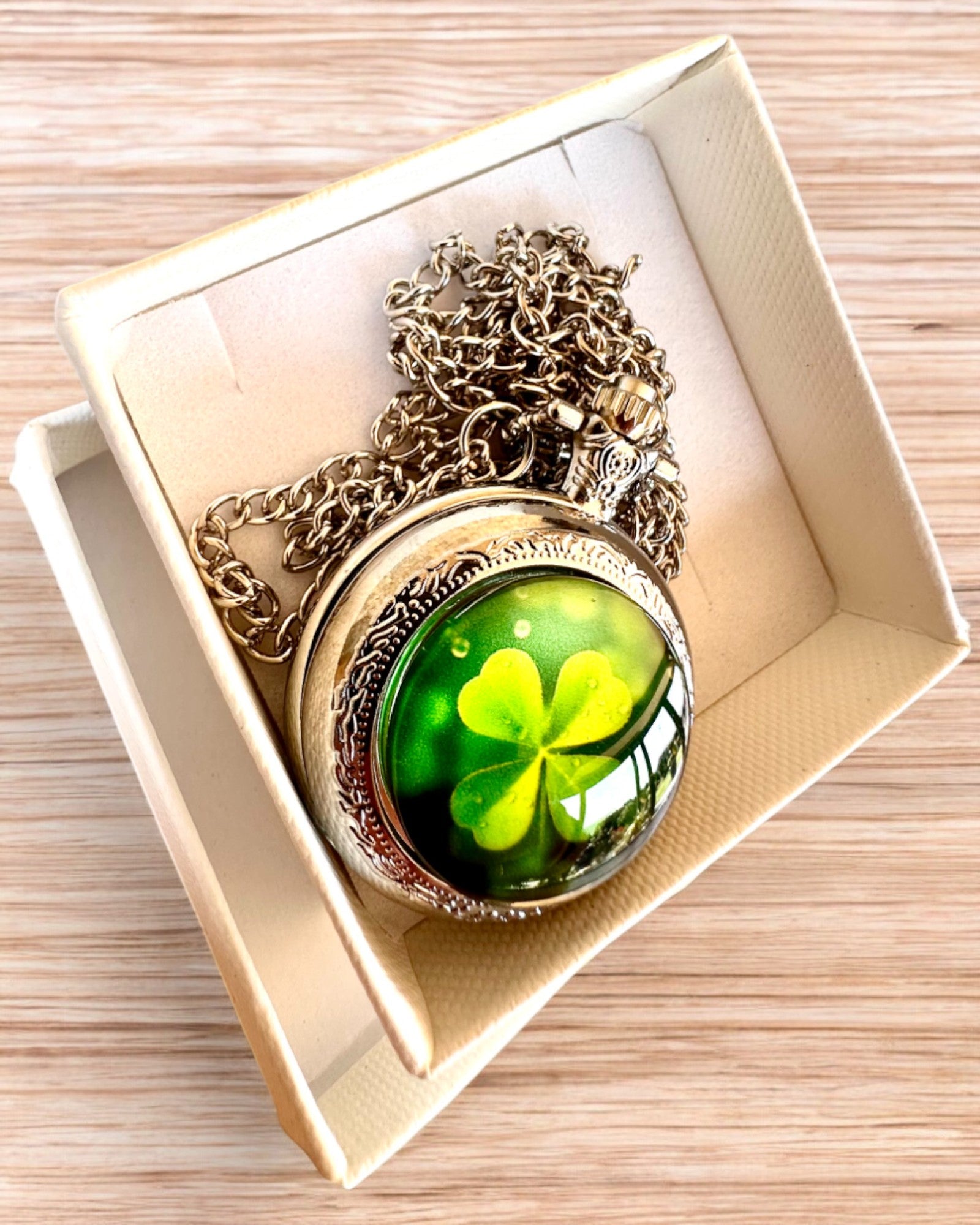 "CloverTime" négylevelű lóhere motívummal ellátott zsebóra, személyre szabható gravírozással ajándékba