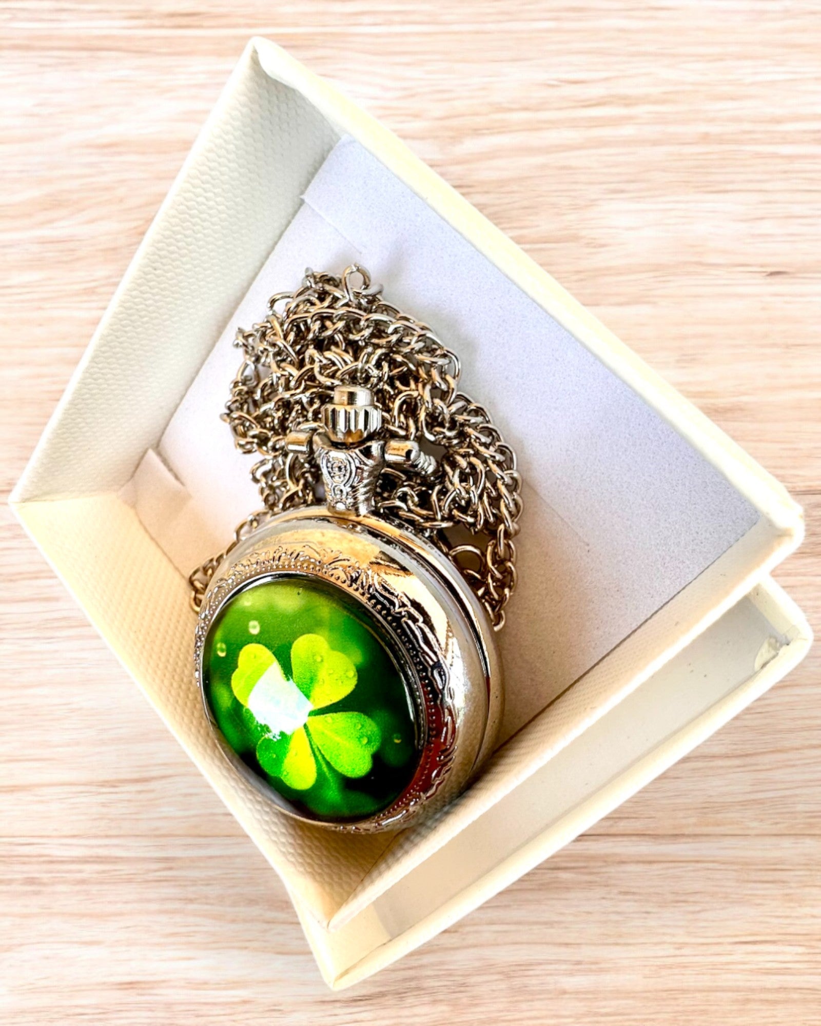 "CloverTime" négylevelű lóhere motívummal ellátott zsebóra, személyre szabható gravírozással ajándékba