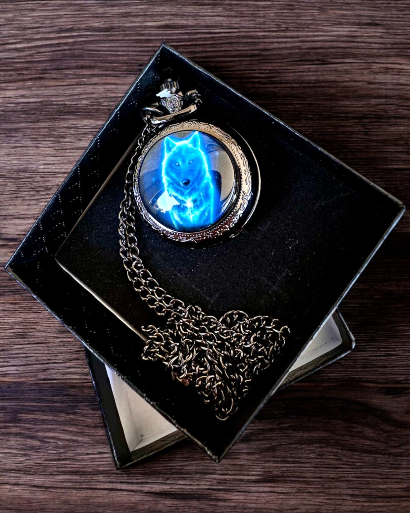 Lunar Wolf Zsebóra – Holdfarkas Óra, személyre szabható gravírozással ajándékba