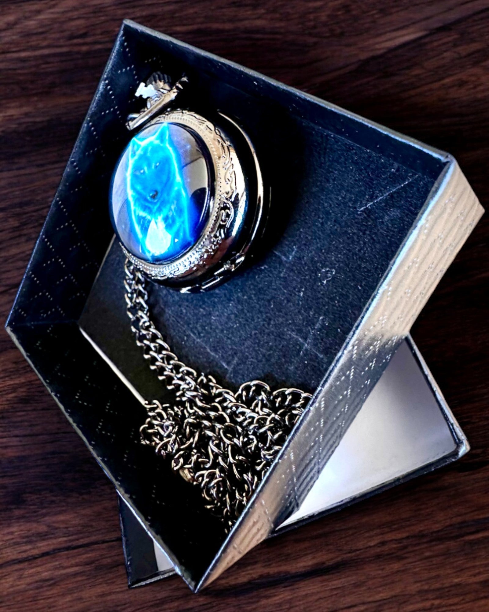 Lunar Wolf Zsebóra – Holdfarkas Óra, személyre szabható gravírozással ajándékba